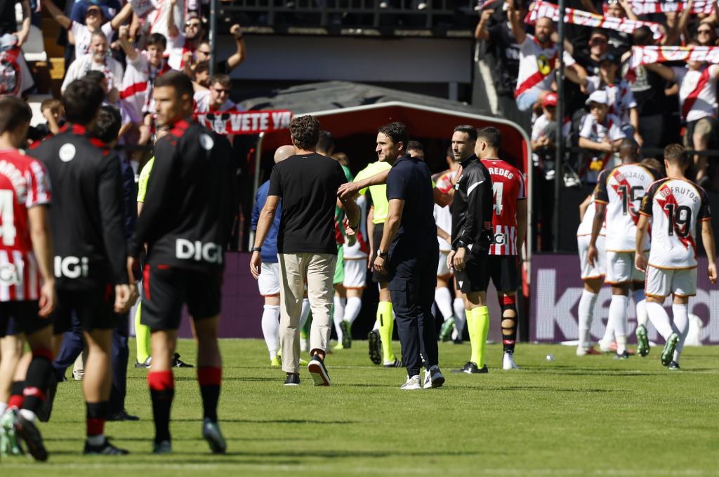 Los entrenadores del Rayo, Beñat San José (d), y del Athletic, Edin Terzić (i), abandonan el campo tras suspenderse el partido. EFE
