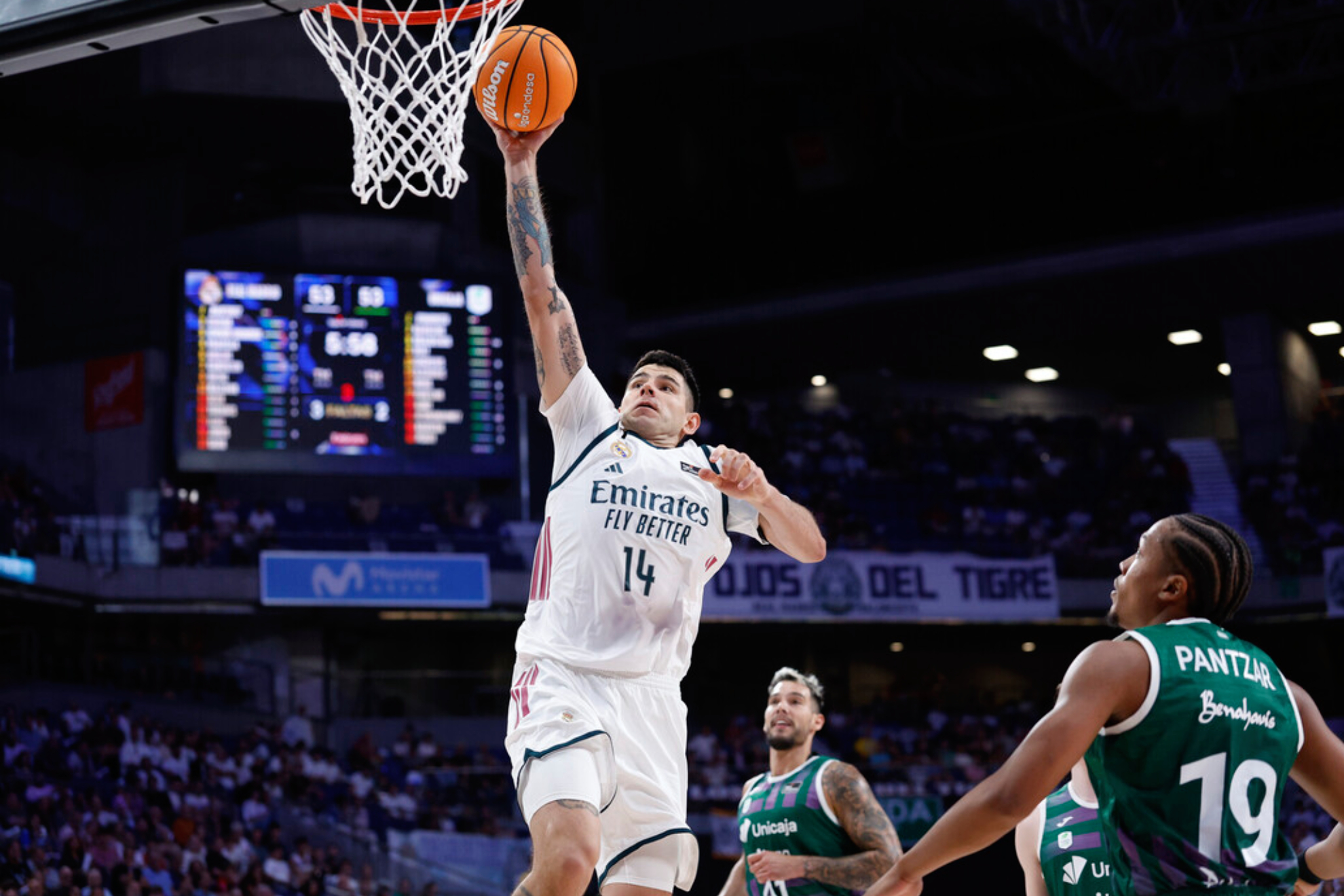 Deck entra a canasta ante el Unicaja. ACB PHOTO.