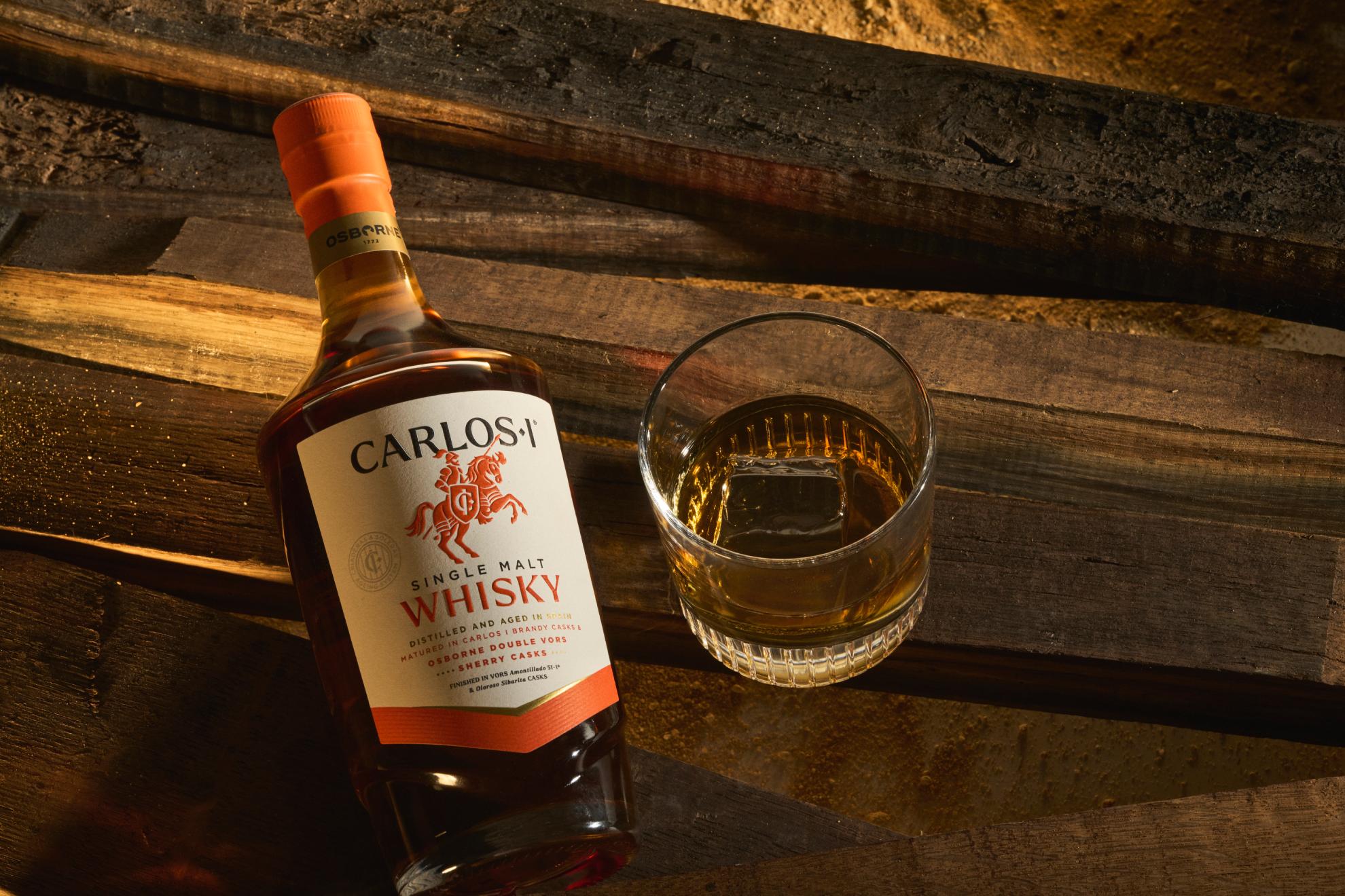 Carlos I debuta en el mercado del whisky con un Single Malt envejecido en botas históricas de Jerez.