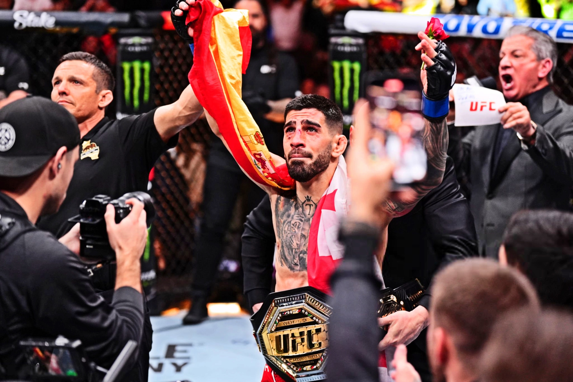 Ilia Topuria celebra su triunfo ante Volkanovski. UFC.