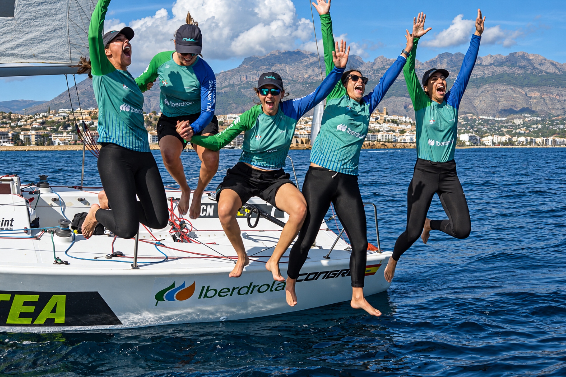 La tripulación del Natulim celebra en Altea su primer título de campeonas de España de Vela Femenina. Foto: RFEV / Torveo