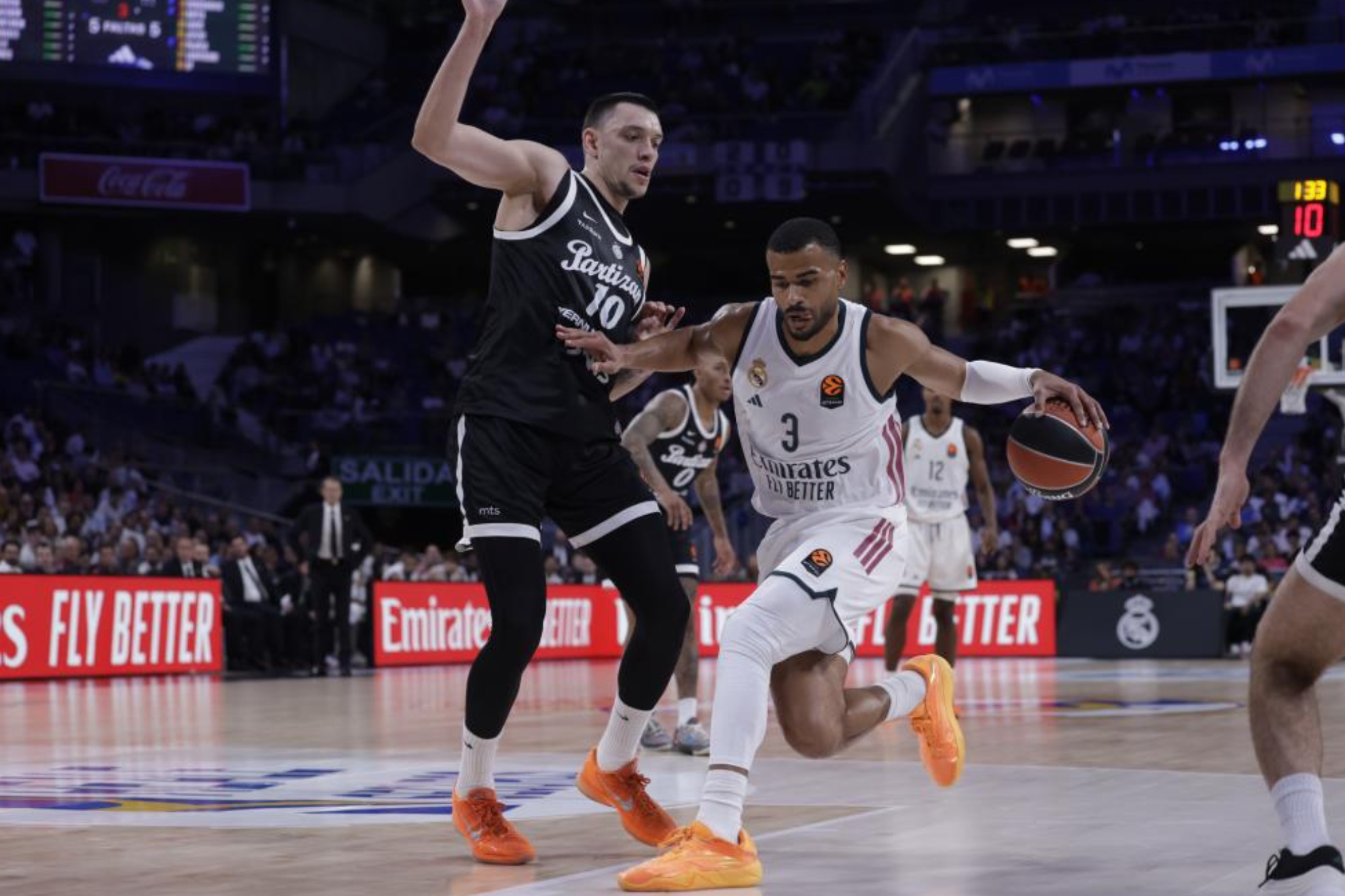 Timothé Luwawu-Cabarrot ante Nikola Tanaskovic en el Madrid - Partizan. EFE.