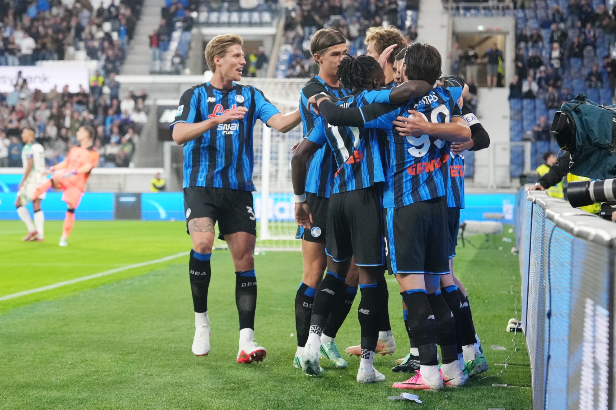 Los jugadores de Atalanta celebran uno de los goles. SERIE A.