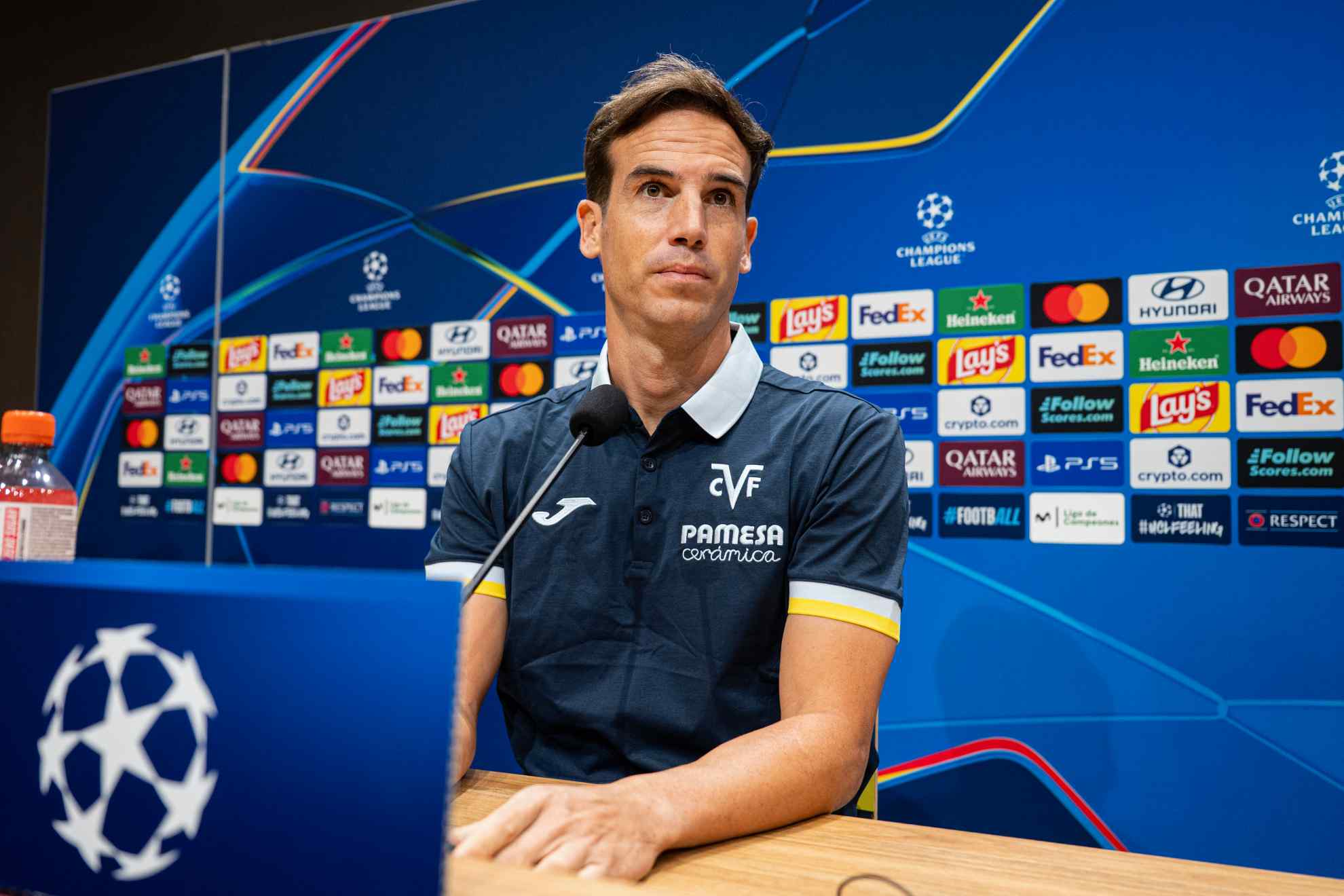 Iñigo Pérez, en la rueda de prensa previa al partido ante el Nápoles. EFE