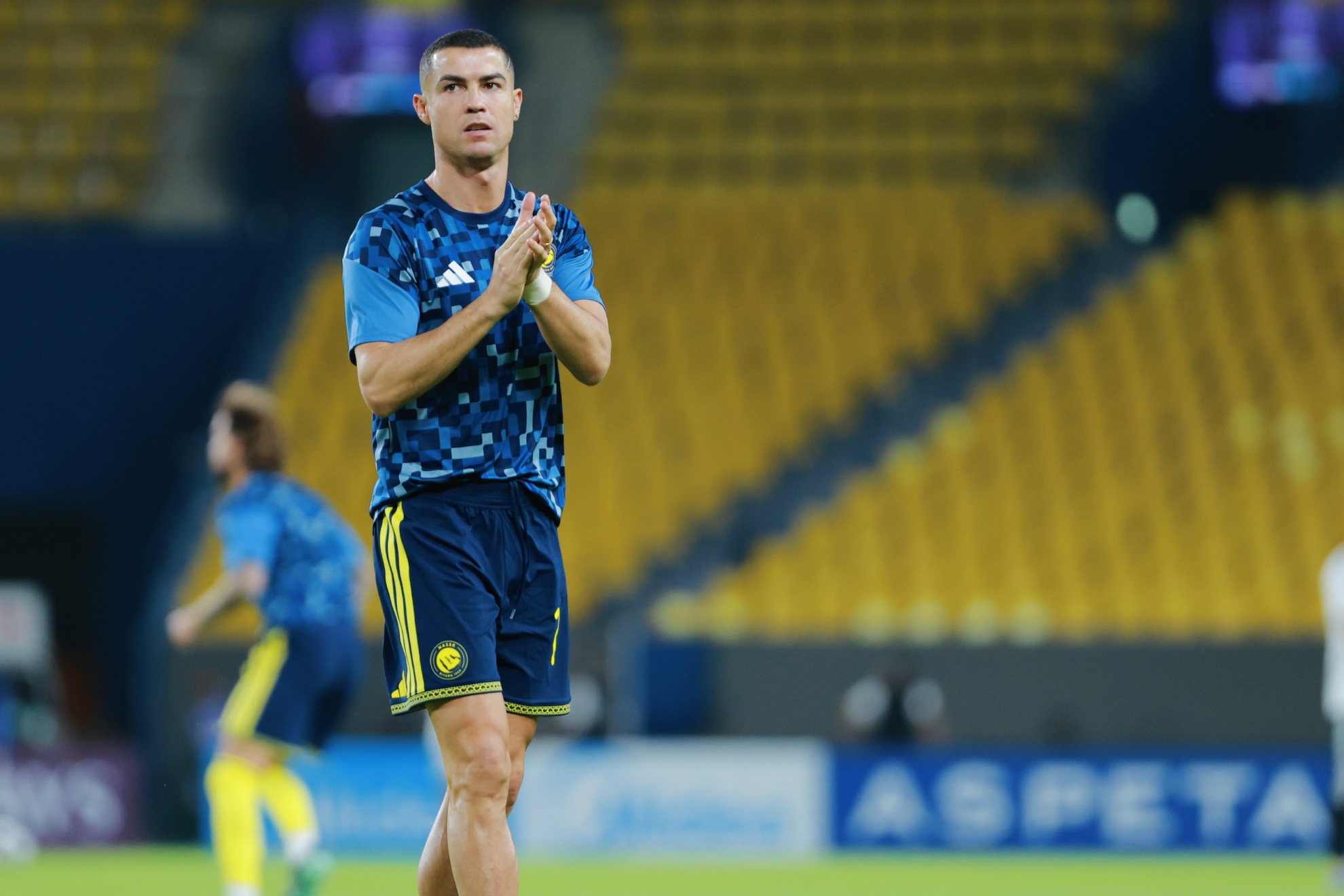 Cristiano Ronaldo, calentando con Al Nassr. AL NASSR.