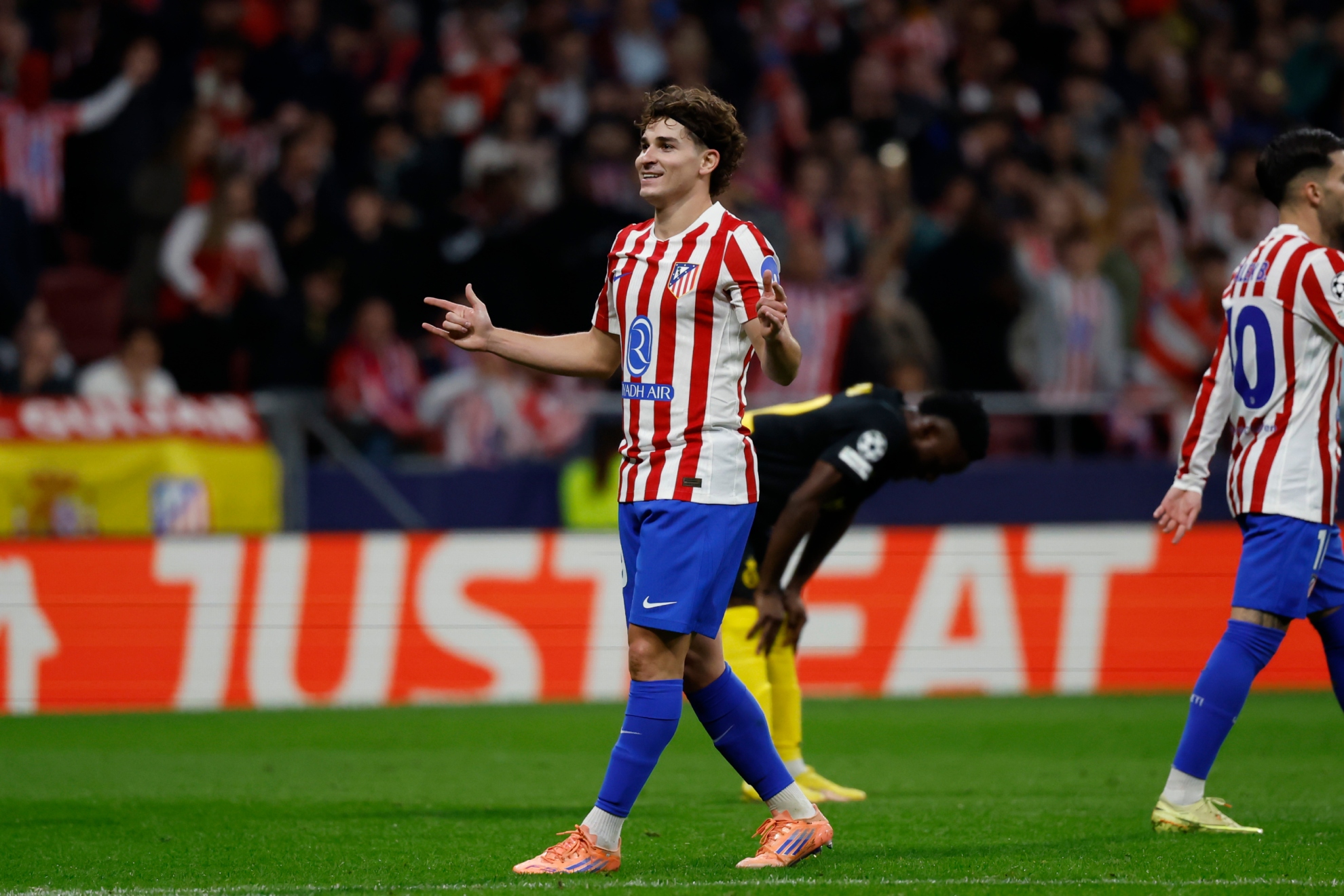 JULIÁN ALVAREZ CELEBRA UN GOL EN LA CHAMPIONS EN CASA. CHEMA REY