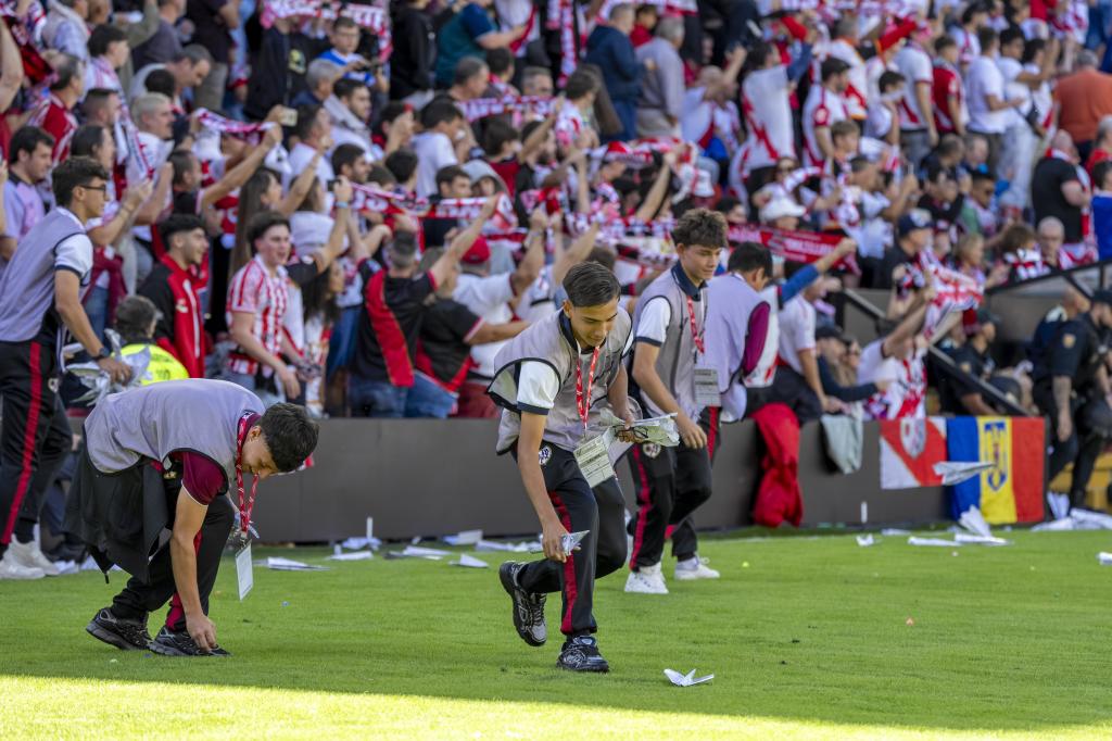 Lanzamiento de objetos durante el pasado Rayo-Athletic. PABLO MORENO