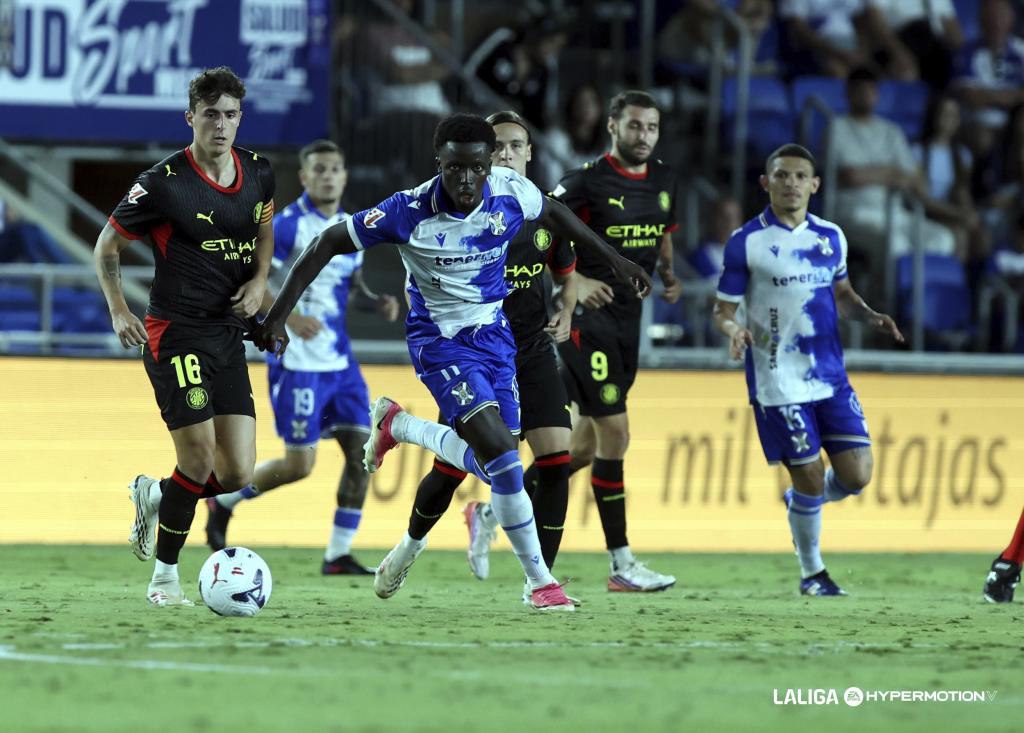 Un lance del partido Tenerife-Girona en el Heliodoro. LALIGA