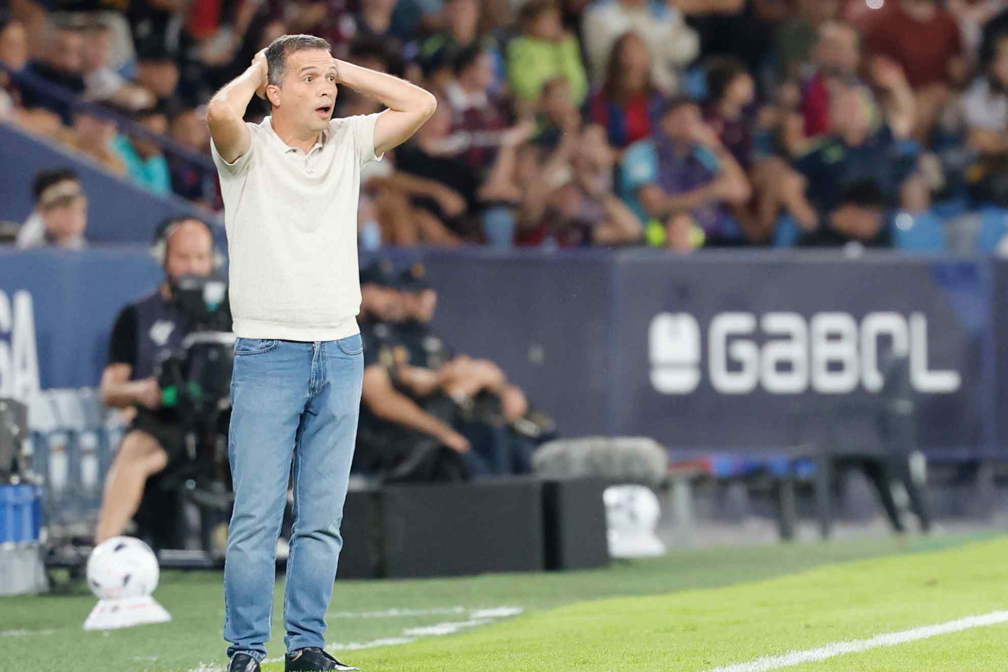 Luís Castro se lleva las manos a la cabeza durante el partido ante el Sevilla. EFE