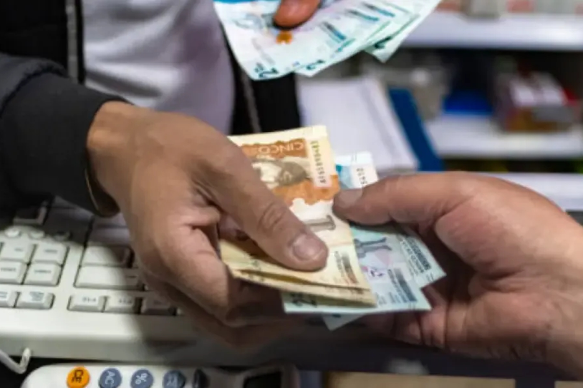 Salario mínimo 2027 en Colombia: de cuánto sería el aumento y cómo afectará el auxilio de transporte.