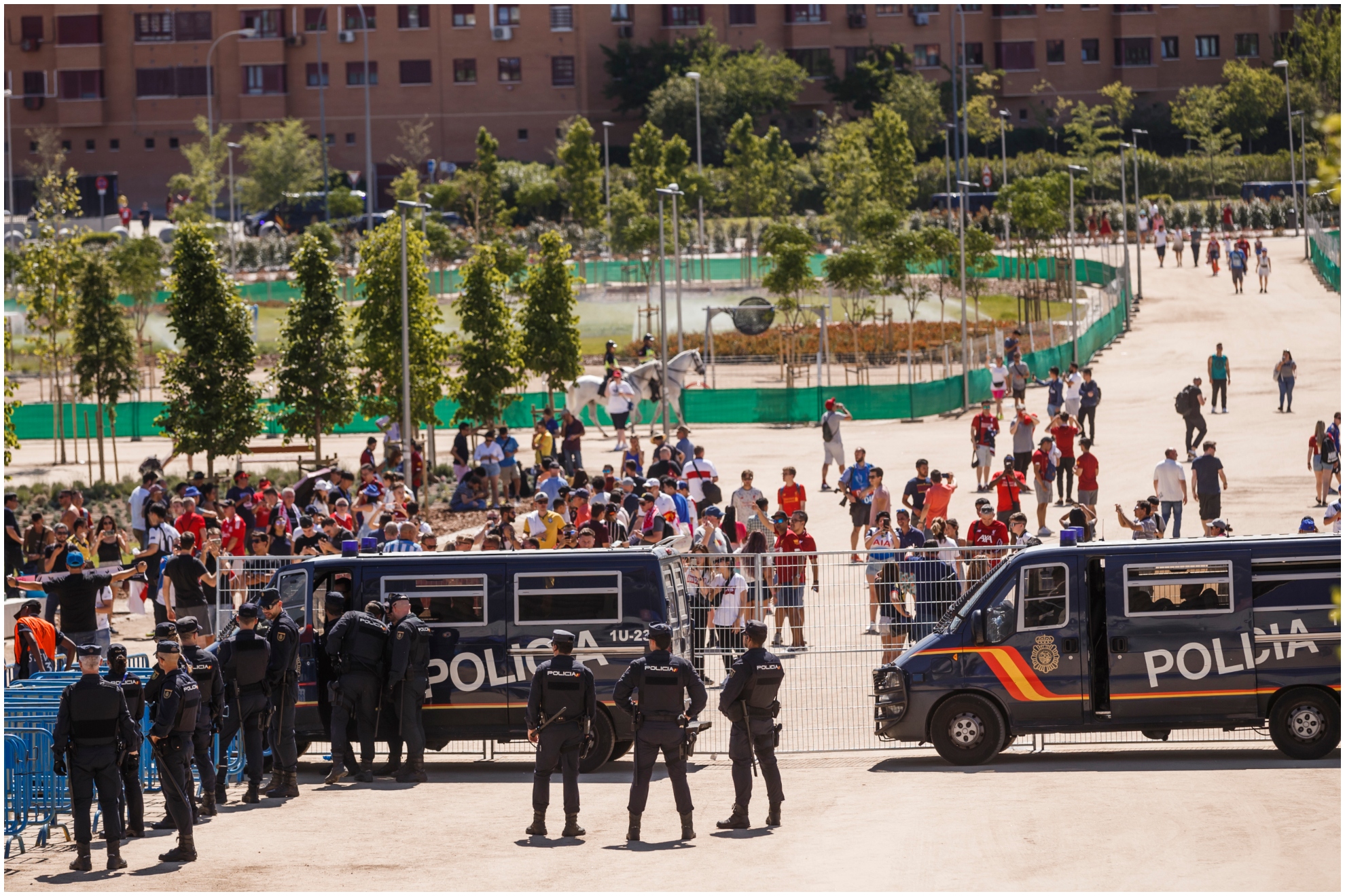 Imagen de policía en los aledaños del Metropolitano.