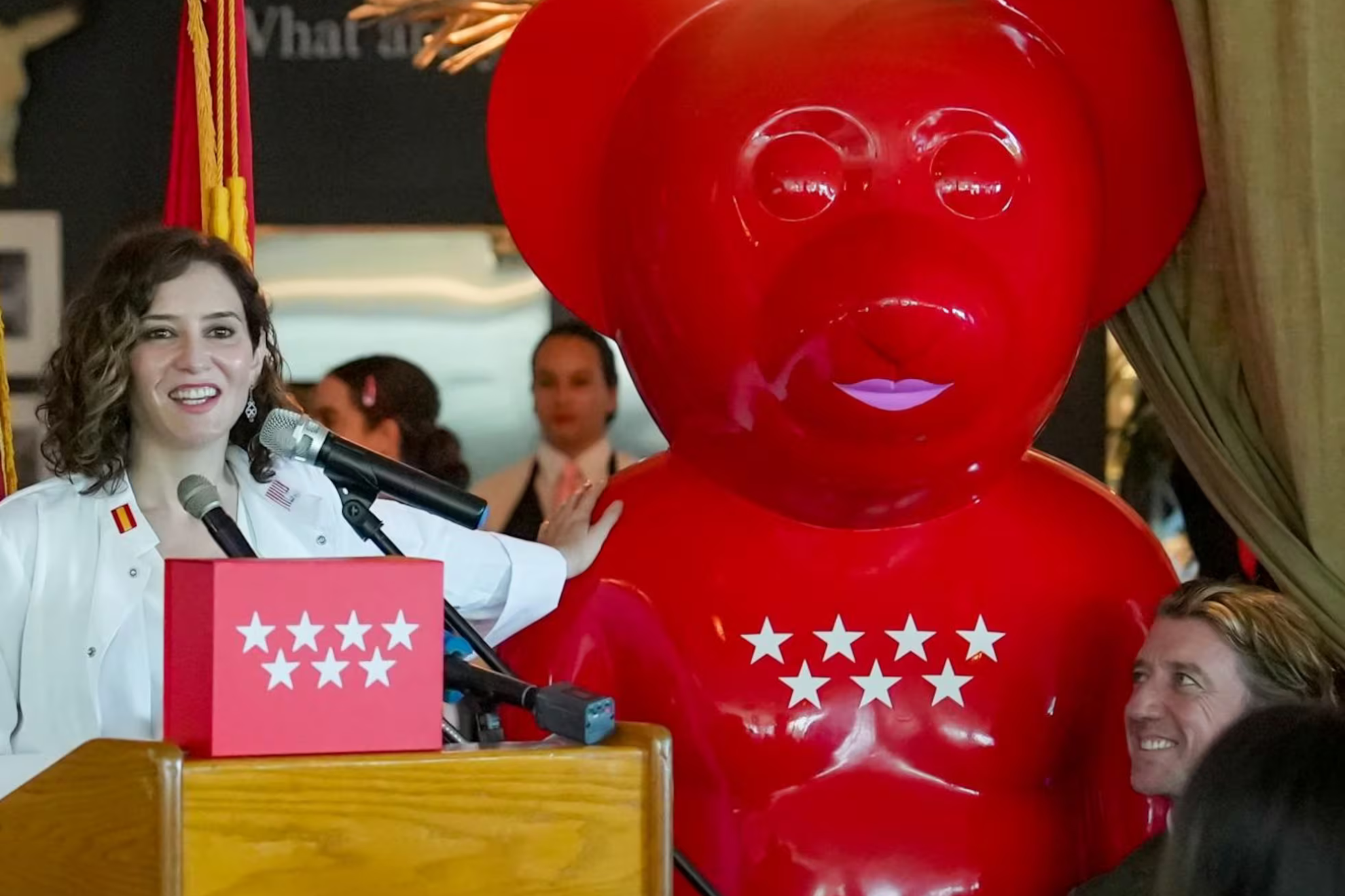 Isabel Diaz Ayuso con la osa que inauguro en Miami en 2022 Comunidad de Madrid