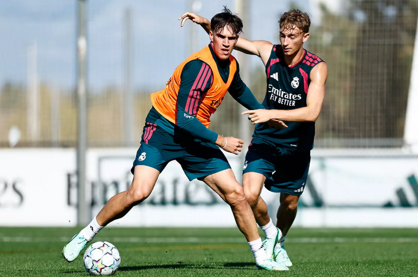 Huijsen disputa un balón con Espí en el entrenamiento de esta mañana.