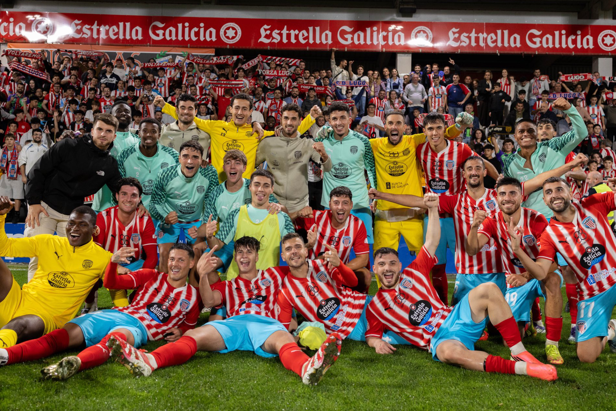 La plantilla del Lugo, celebrando la victoria y el liderato con su afición.