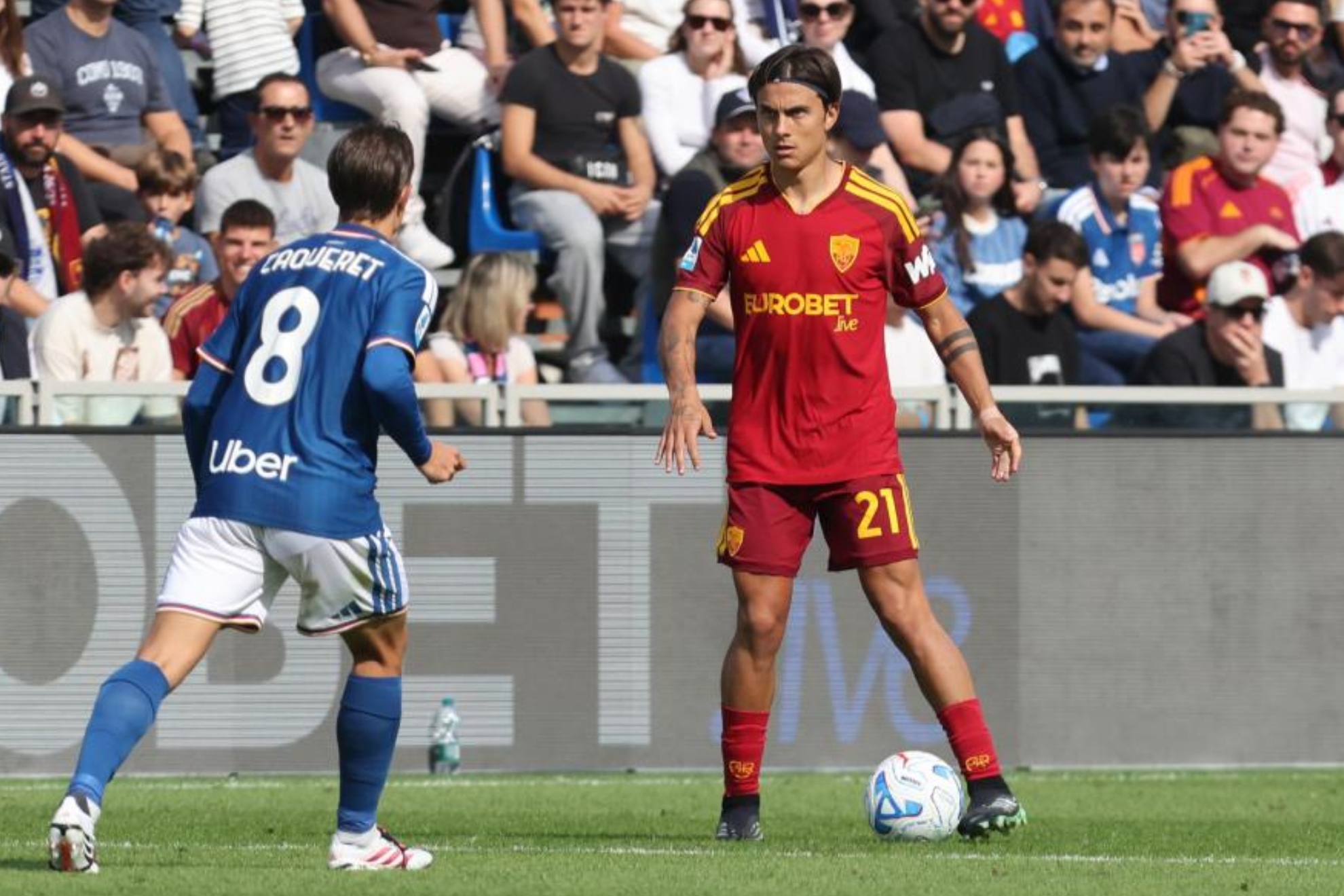 Paulo Dybala controla el balón ante Maxence Caqueret. EFE