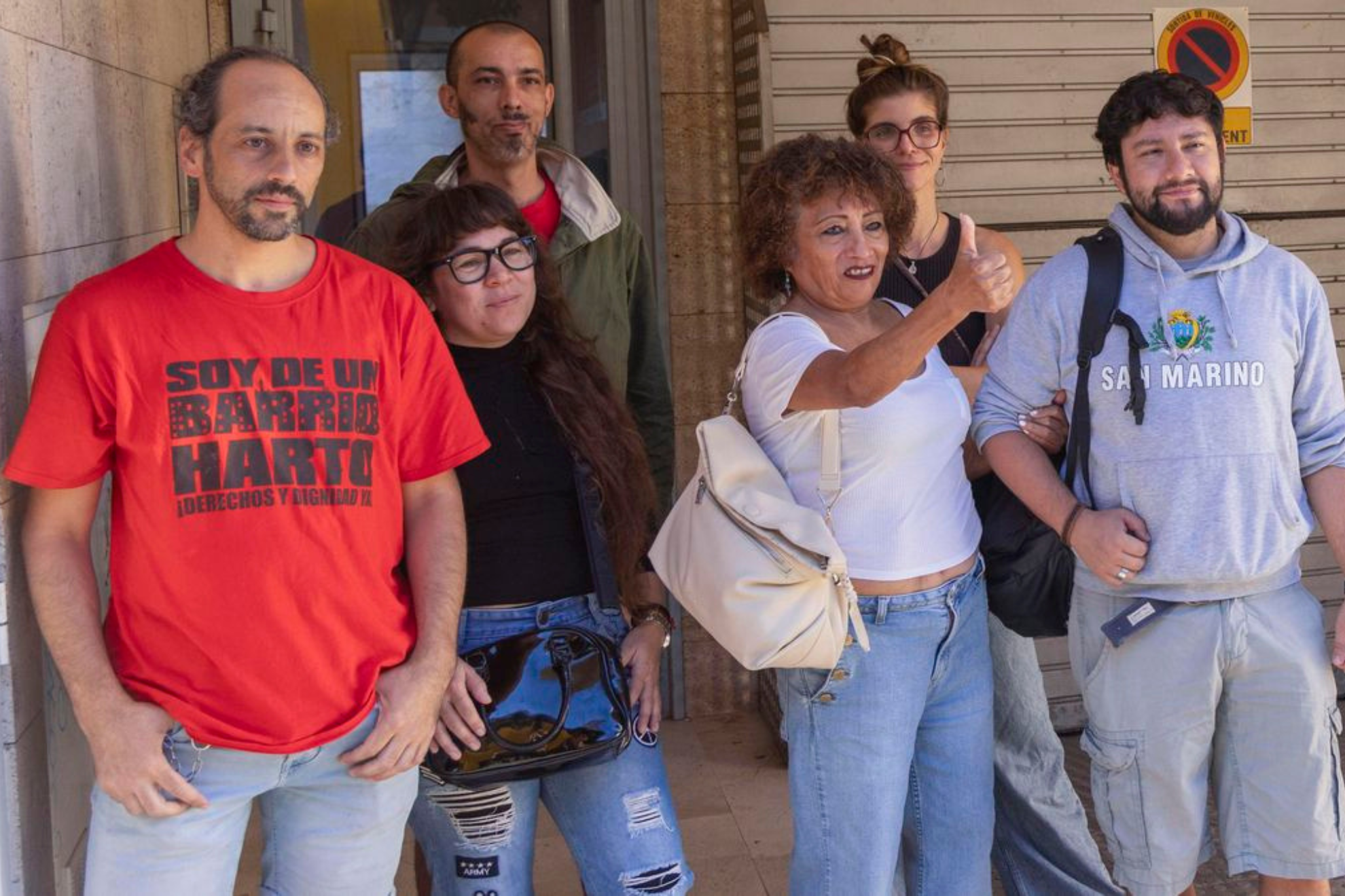 El portavoz de Stop Desahucios Mallorca, Joan Segura (a la izquierda), junto a otros activistas que se han personado fuera de la vivienda en apoyo a la familia