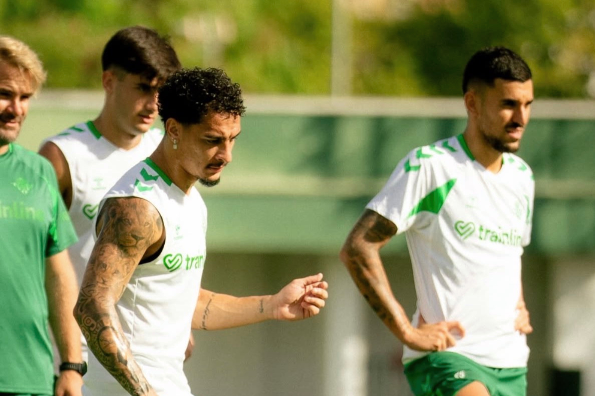 Antony, entrenándose con el grupo REAL BETIS