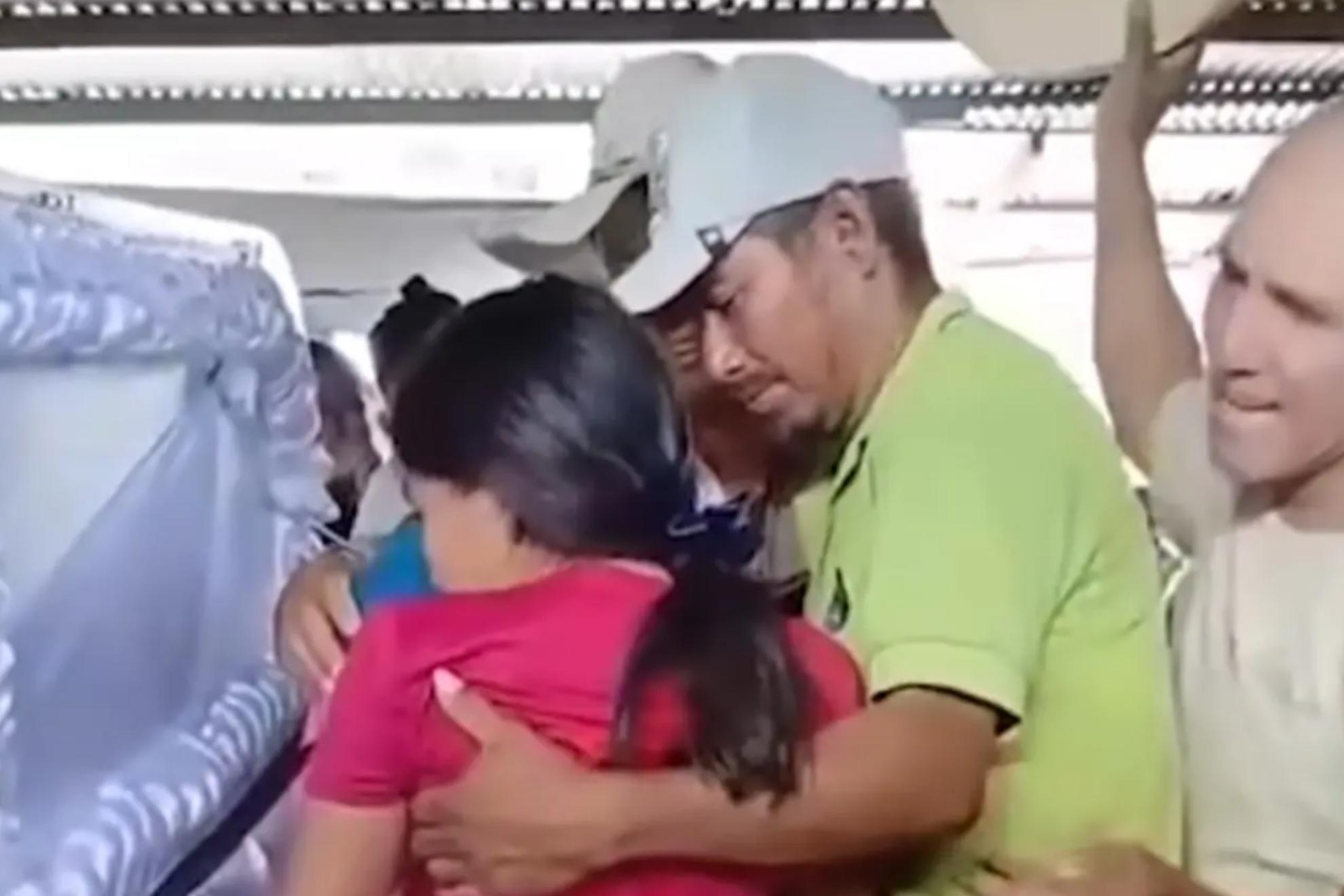 En la imagen, el momento en el que Yuleidy Ixcotoyac es ayudada a salir del féretro. CAPTURA DE PANTALLA