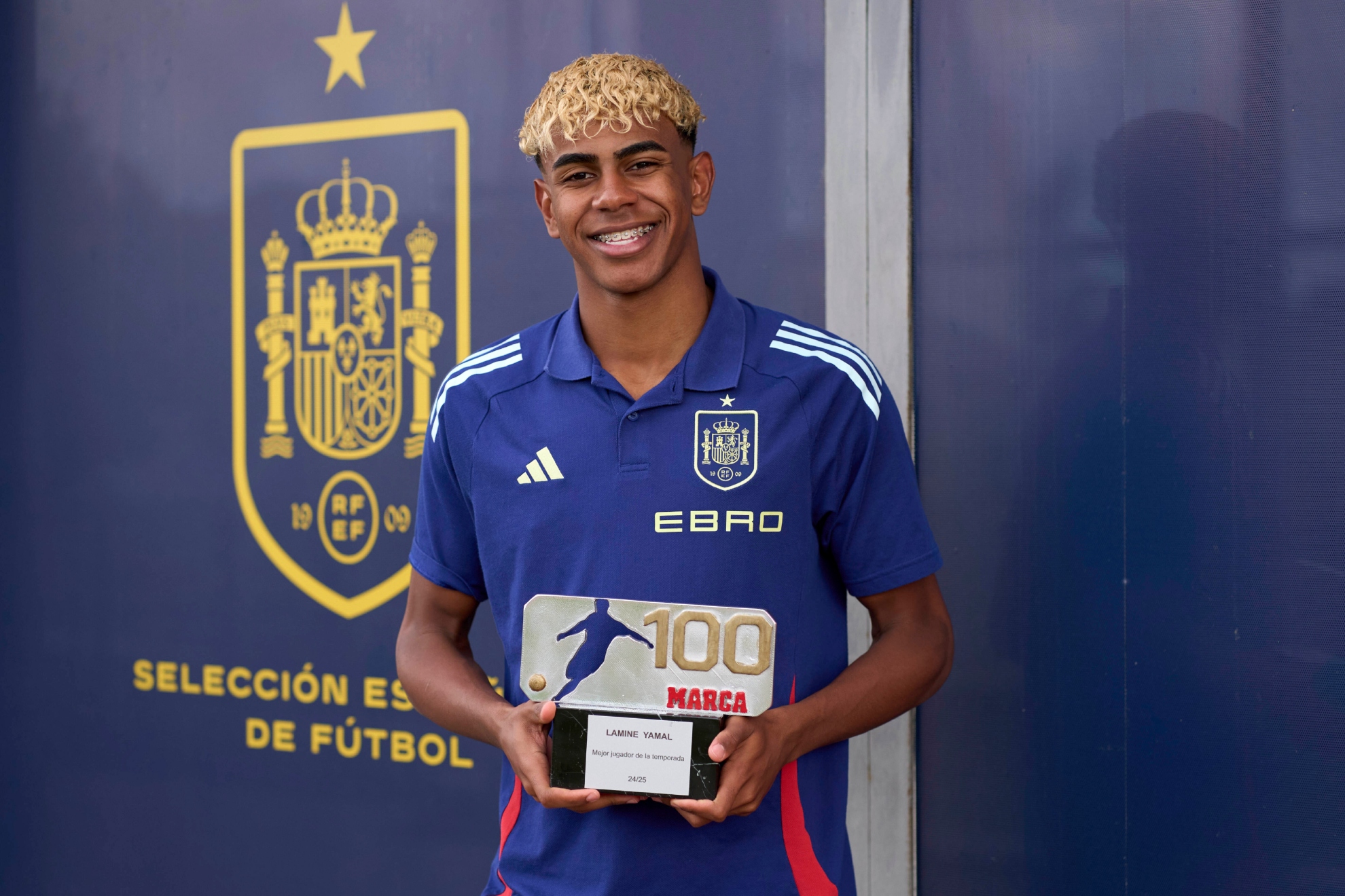 Lamine Yamal posa con Los 100 de MARCA. RFEF.