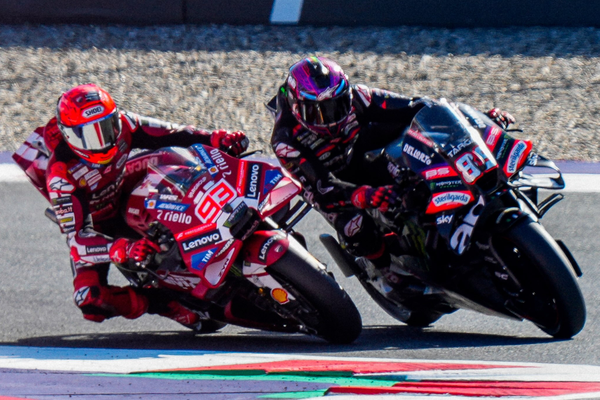 Jorge Martín y Marc Márquez, en el fragor de la batalla. MOTOGP