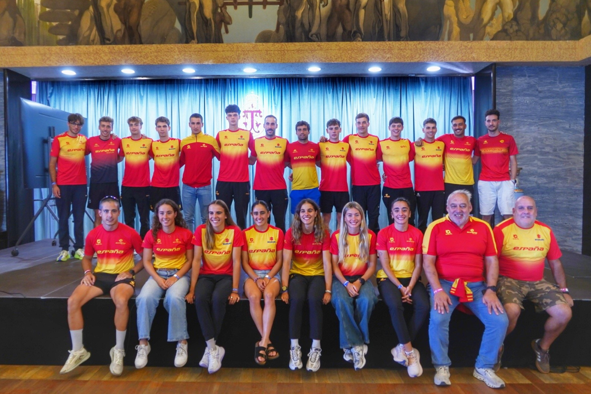Inaki Mayoral, con los triatletas del equipo nacional.