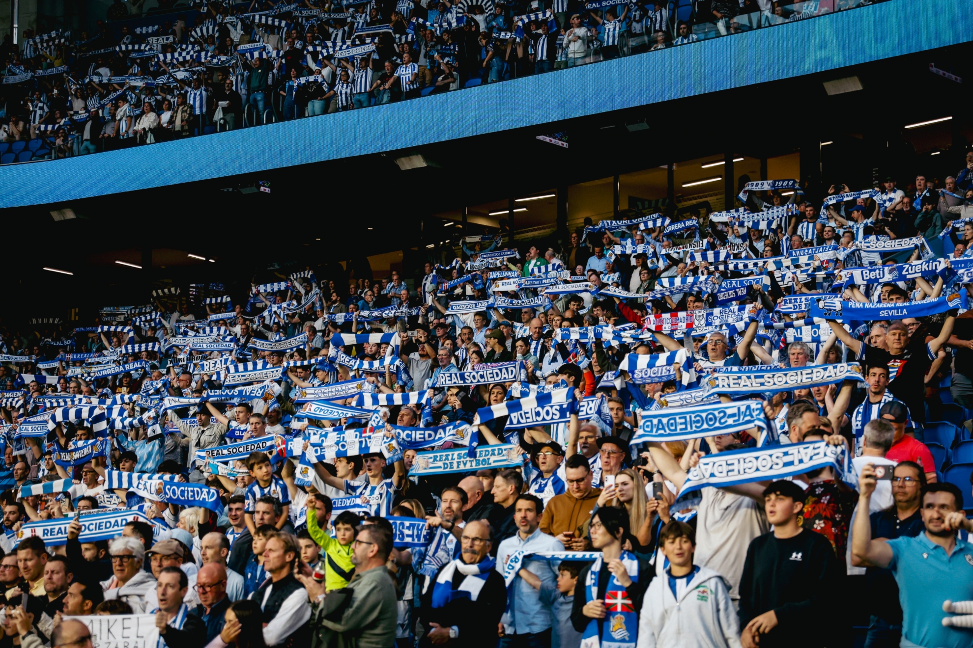 Aficionados de la Real abarrotan una de las gradas de Anoeta. REAL SOCIEDAD
