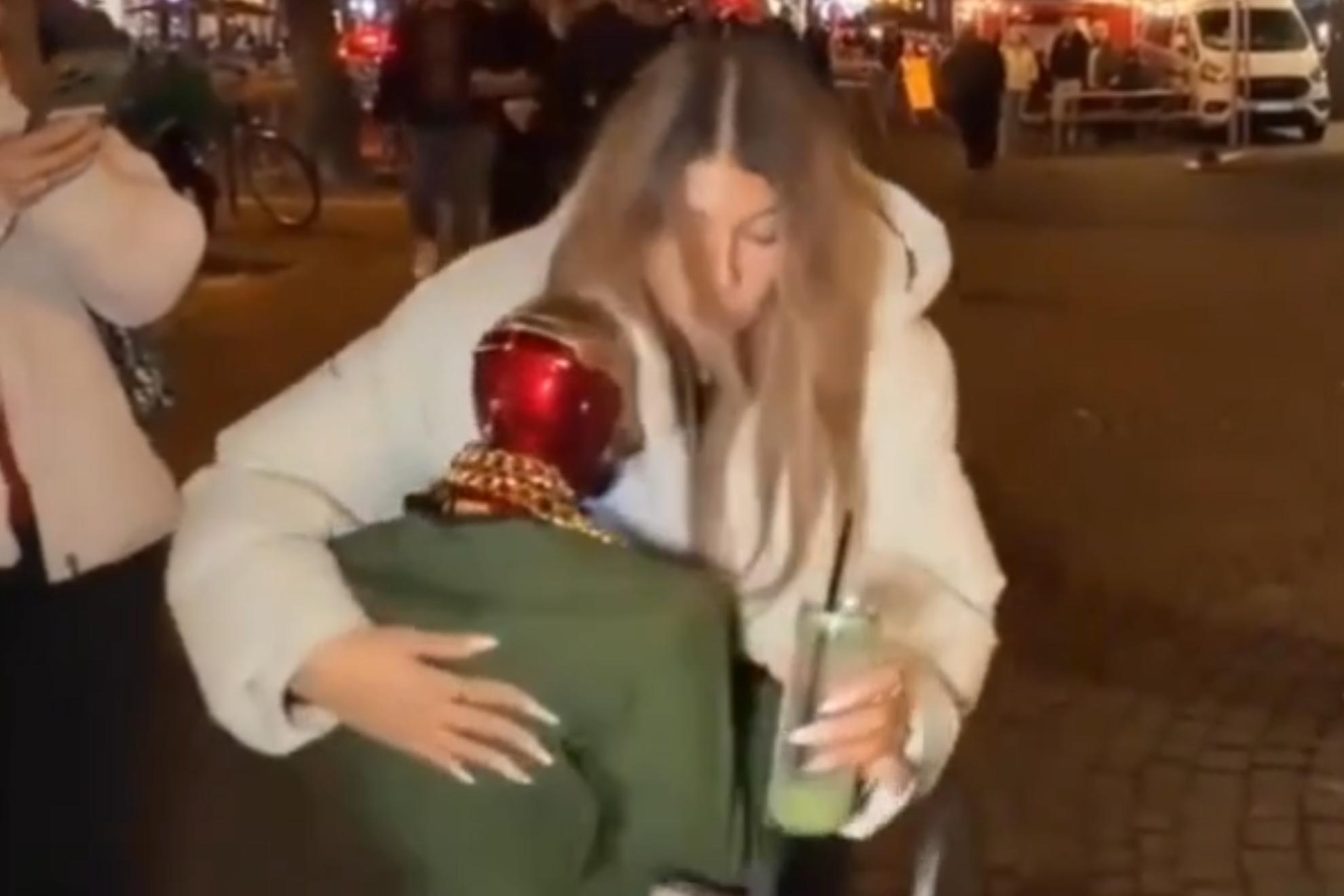 En la imagen, el momento en el que el robot agrede a la joven. CAPTURA DE PANTALLA