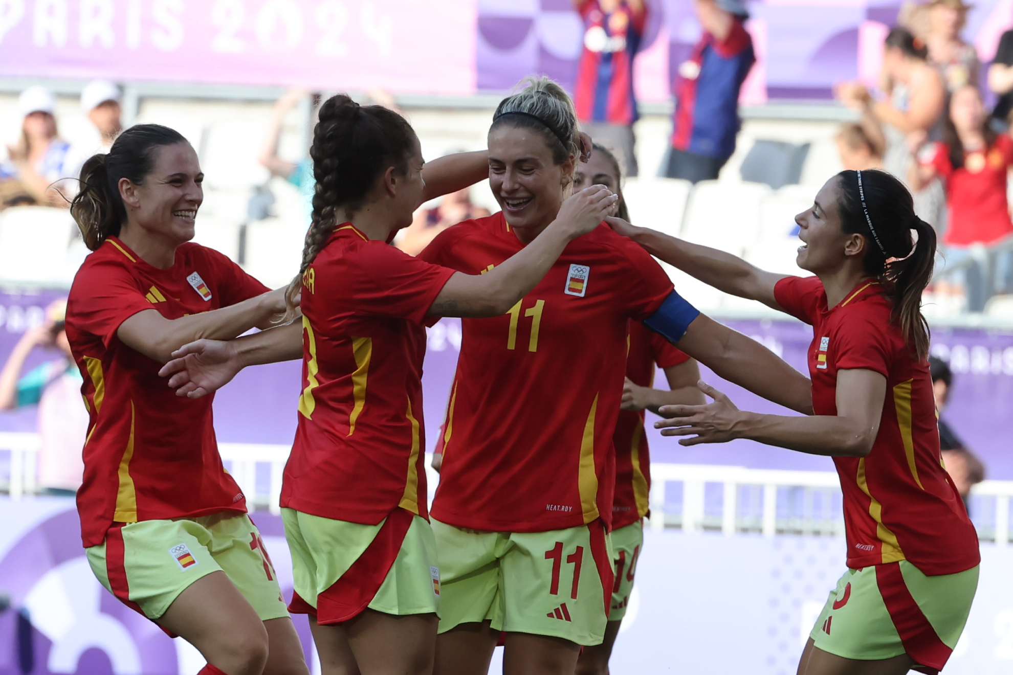 Alexia Putellas es felicitada por sus compañeras tras marcar un gol en los JJ.OO. de París 2024. EFE