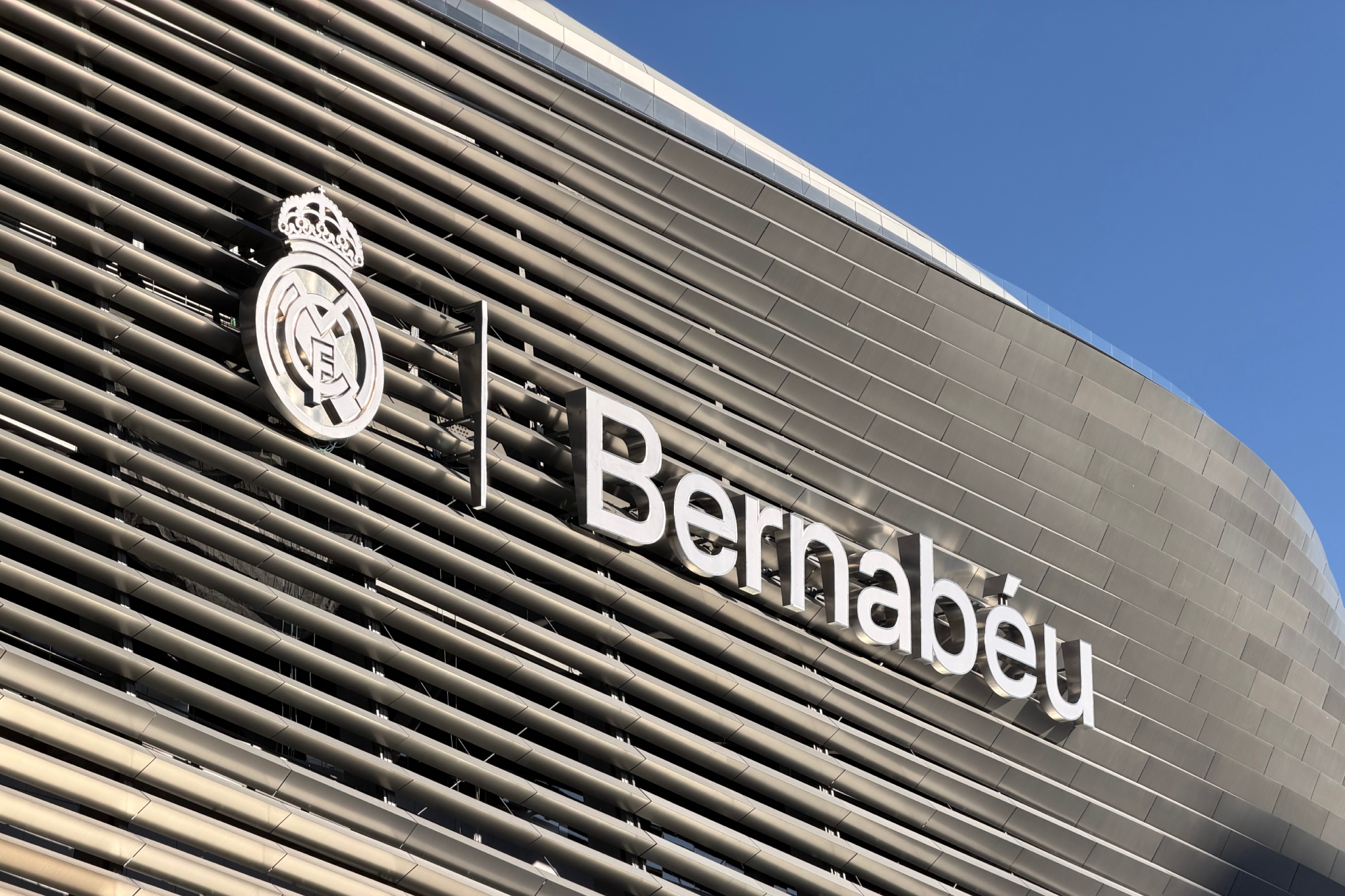 Fachada del Bernabéu en el paseo de la Castellana. MARCA