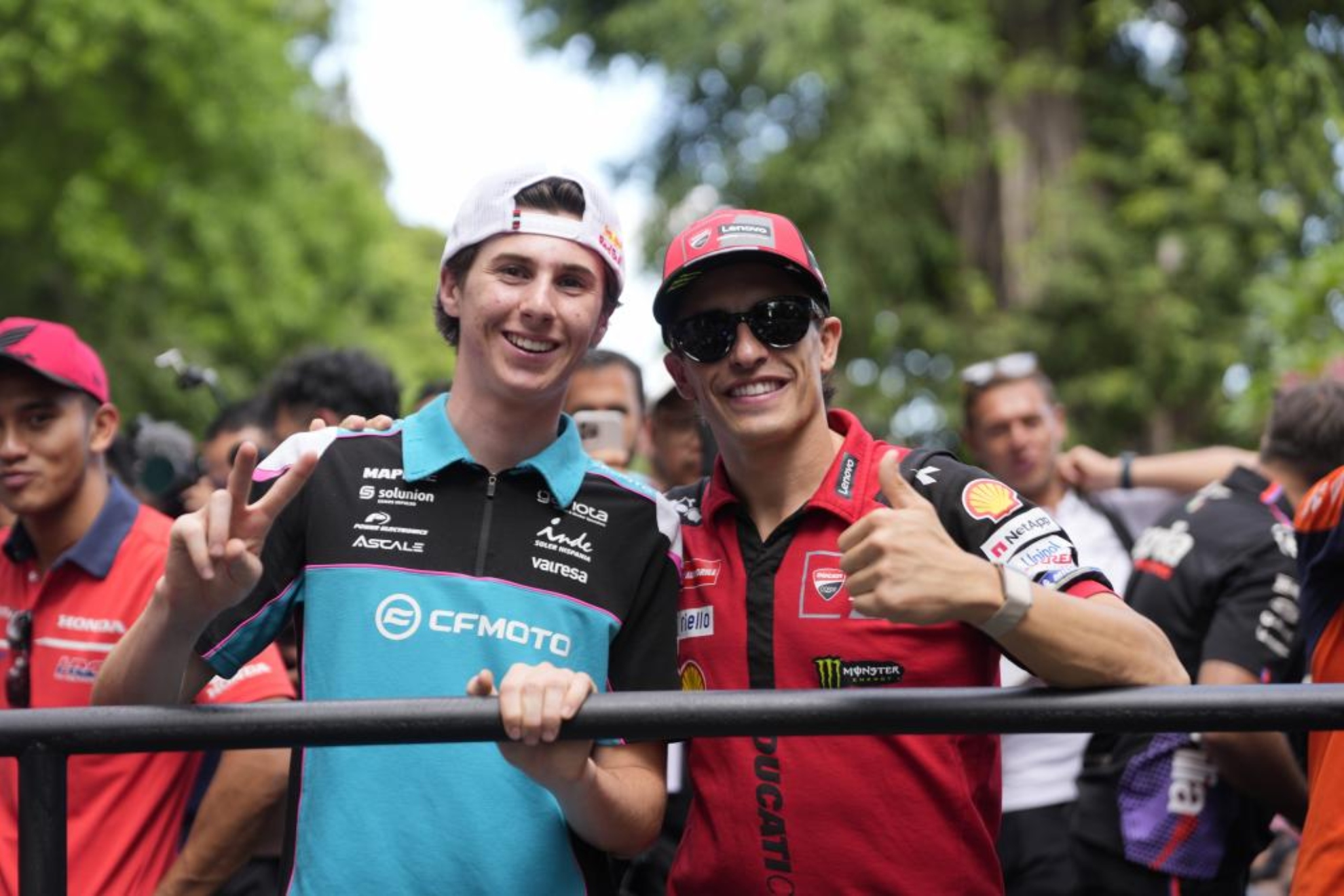 Maximo Quiles (18), campeón de Moto3, y Marc Márquez (33) MOTOGP