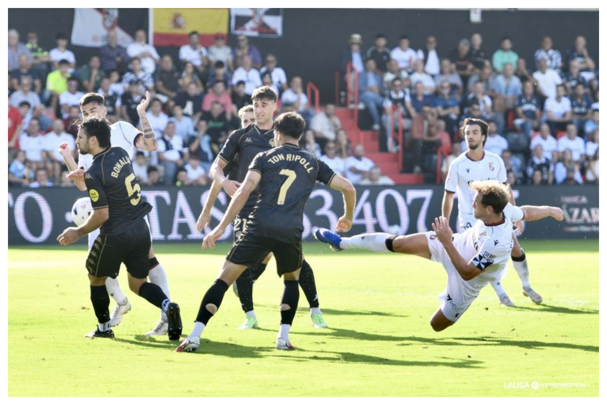 Carlos Hernández, uno de los dos goleadores caballas, intenta un remate ante el Sabadell LALIGA
