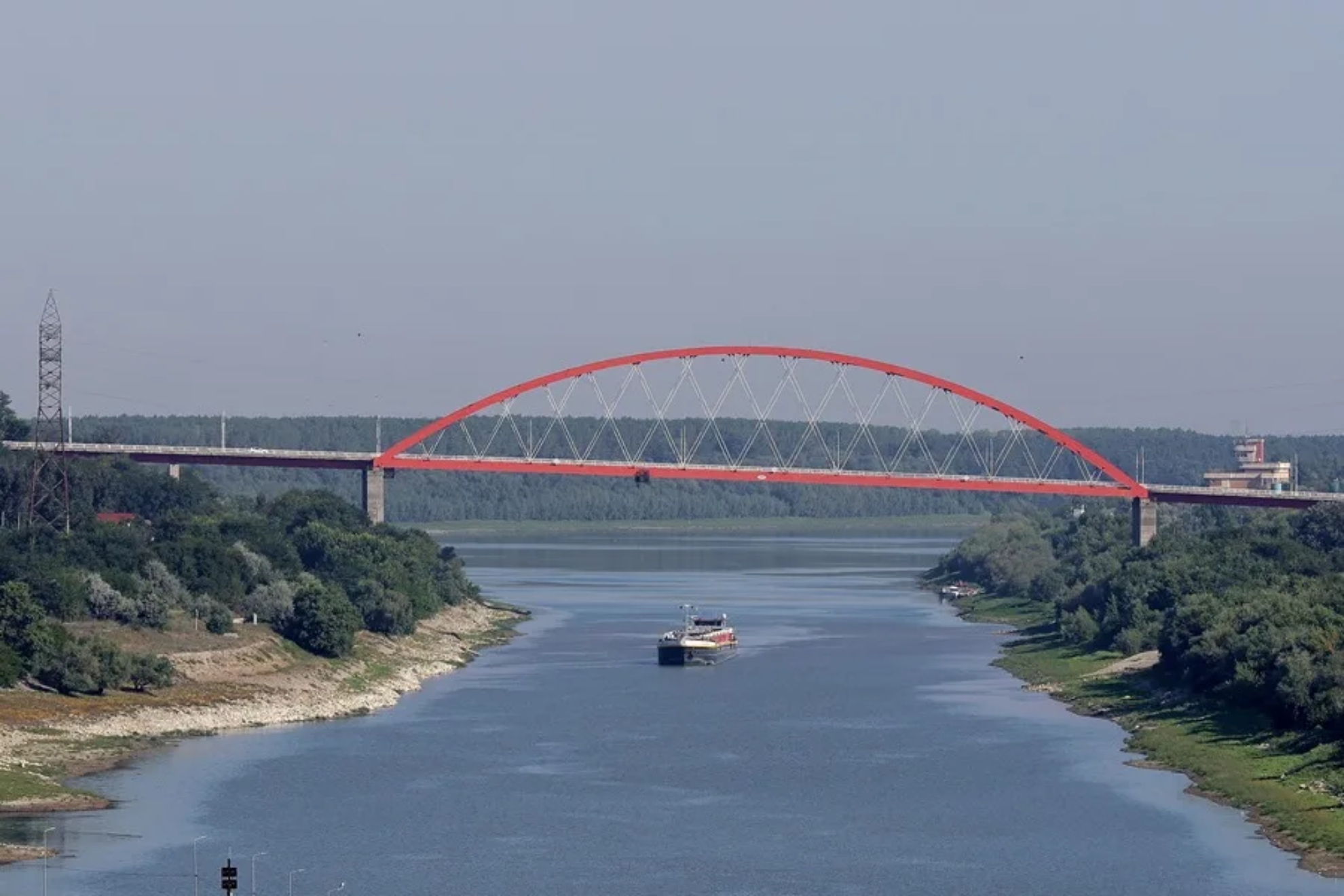 Imagen de archivo de un carguero navegando por el canal Danubio-Mar Negro en Rumanía. EFE