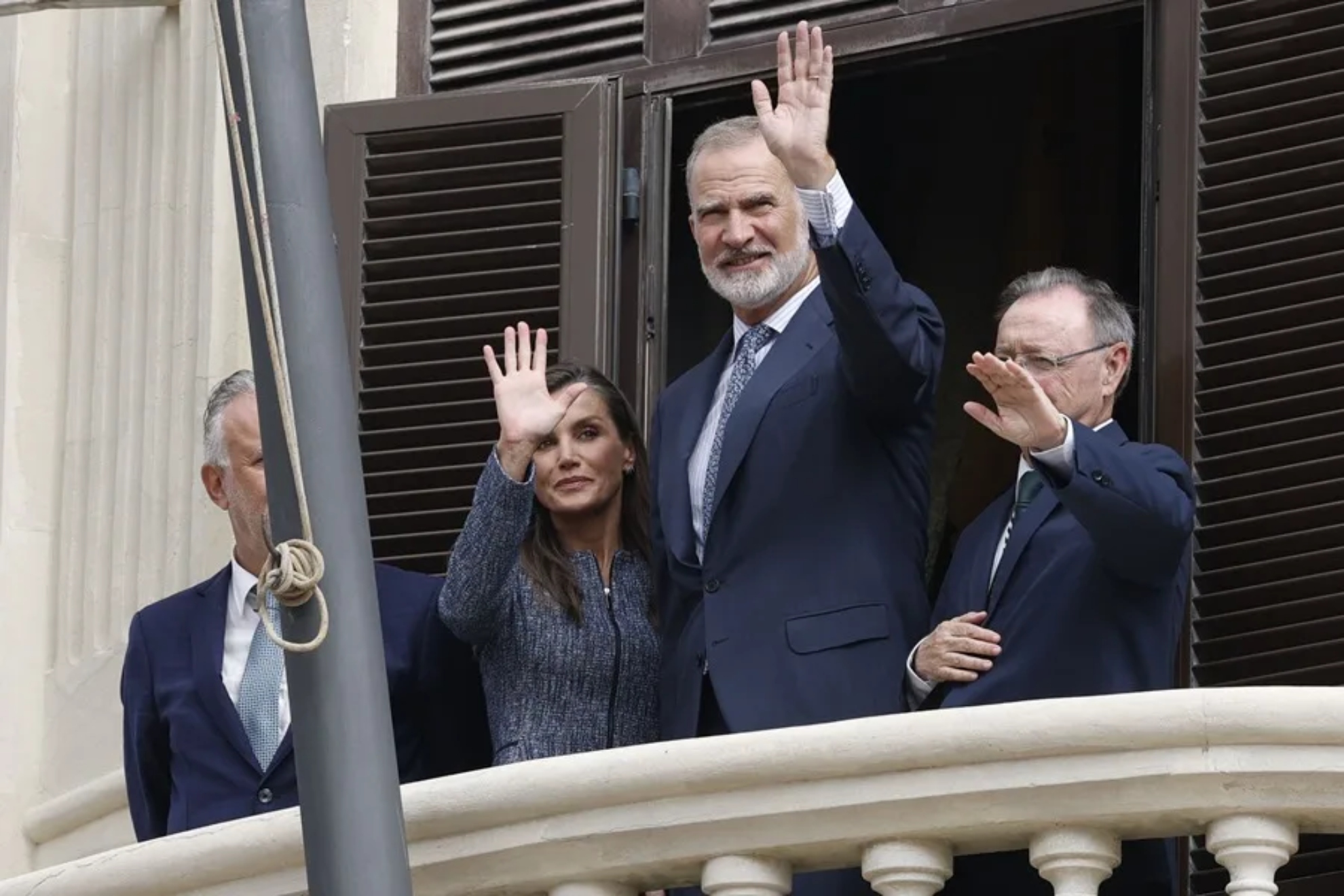 Felipe VI, junto a la reina Letizia, y el presidente de Ceuta, Juan Jesús Vivas. EFE