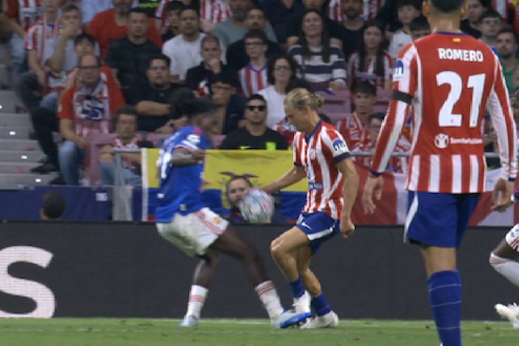 Momento en el que el balón golpea en la mano de Llorente