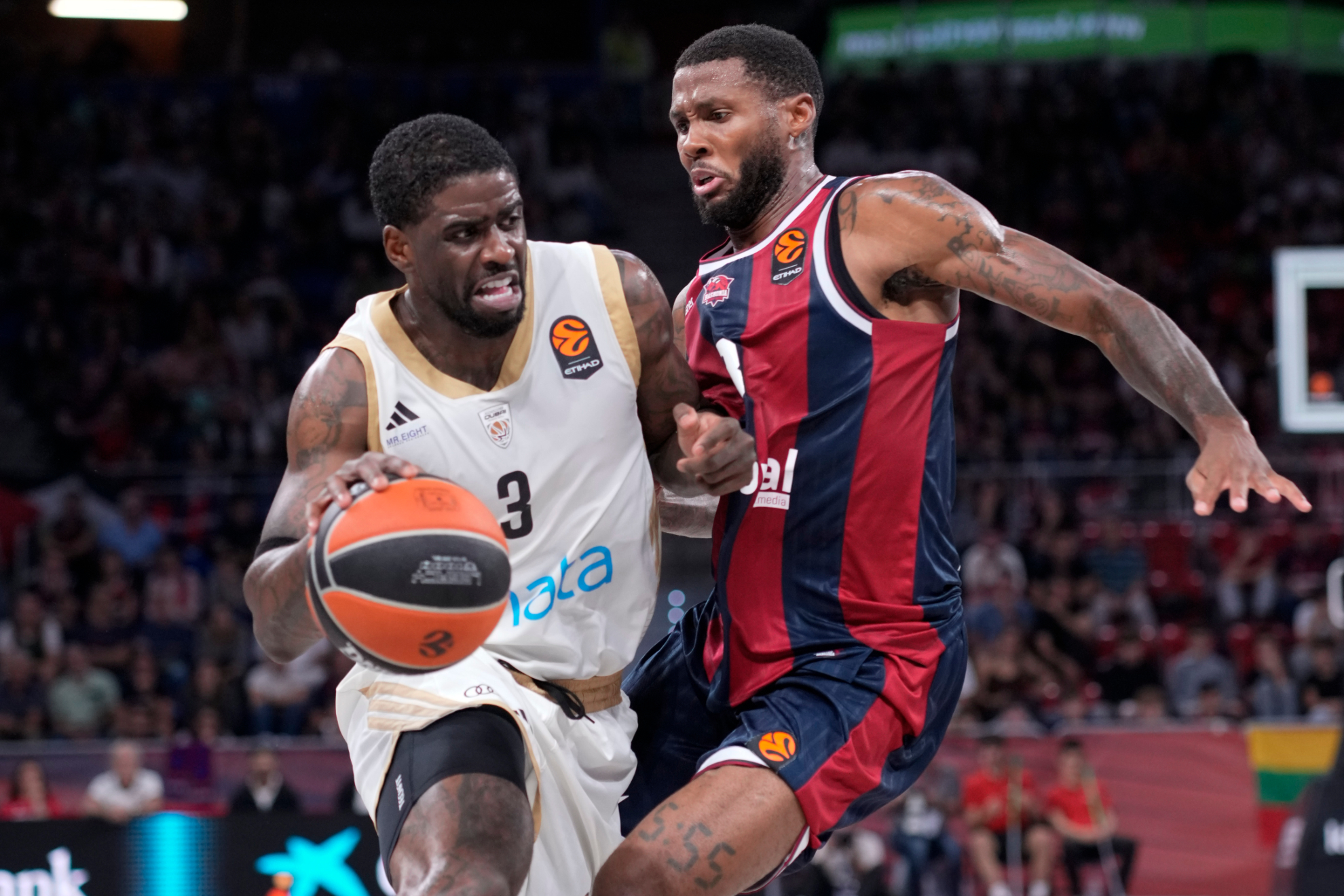 Bacon intenta avanzar ante DJ Stewart, del Baskonia. EFE