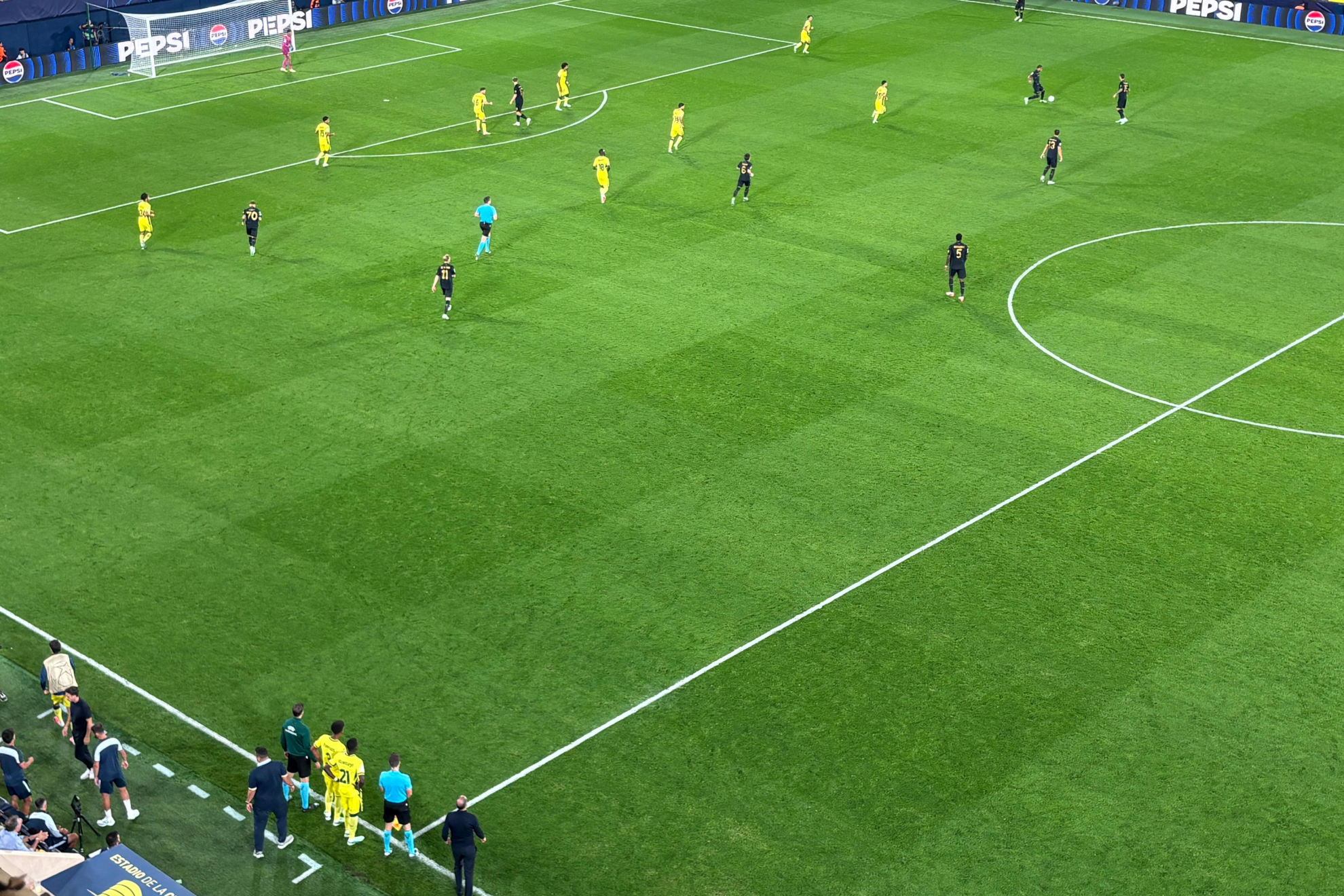 Momento en el que el Villarreal se queda con nueve en el campo y los dos cambios, fuera. F. ÁLVAREZ
