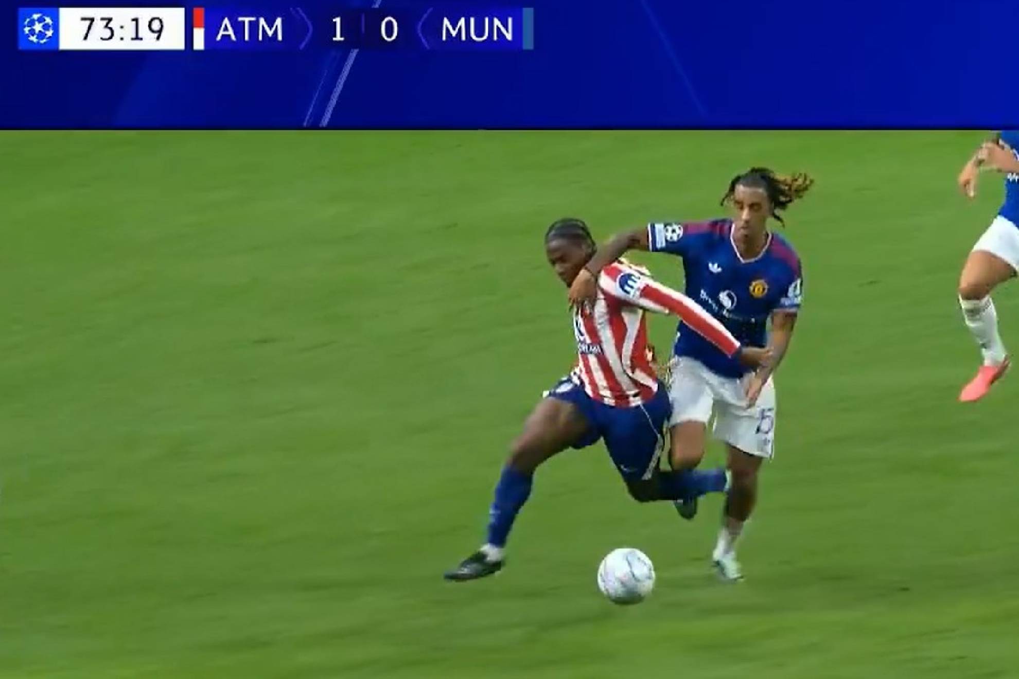 Momento en el que Yoro derriba a Jonathan David siendo el último hombre