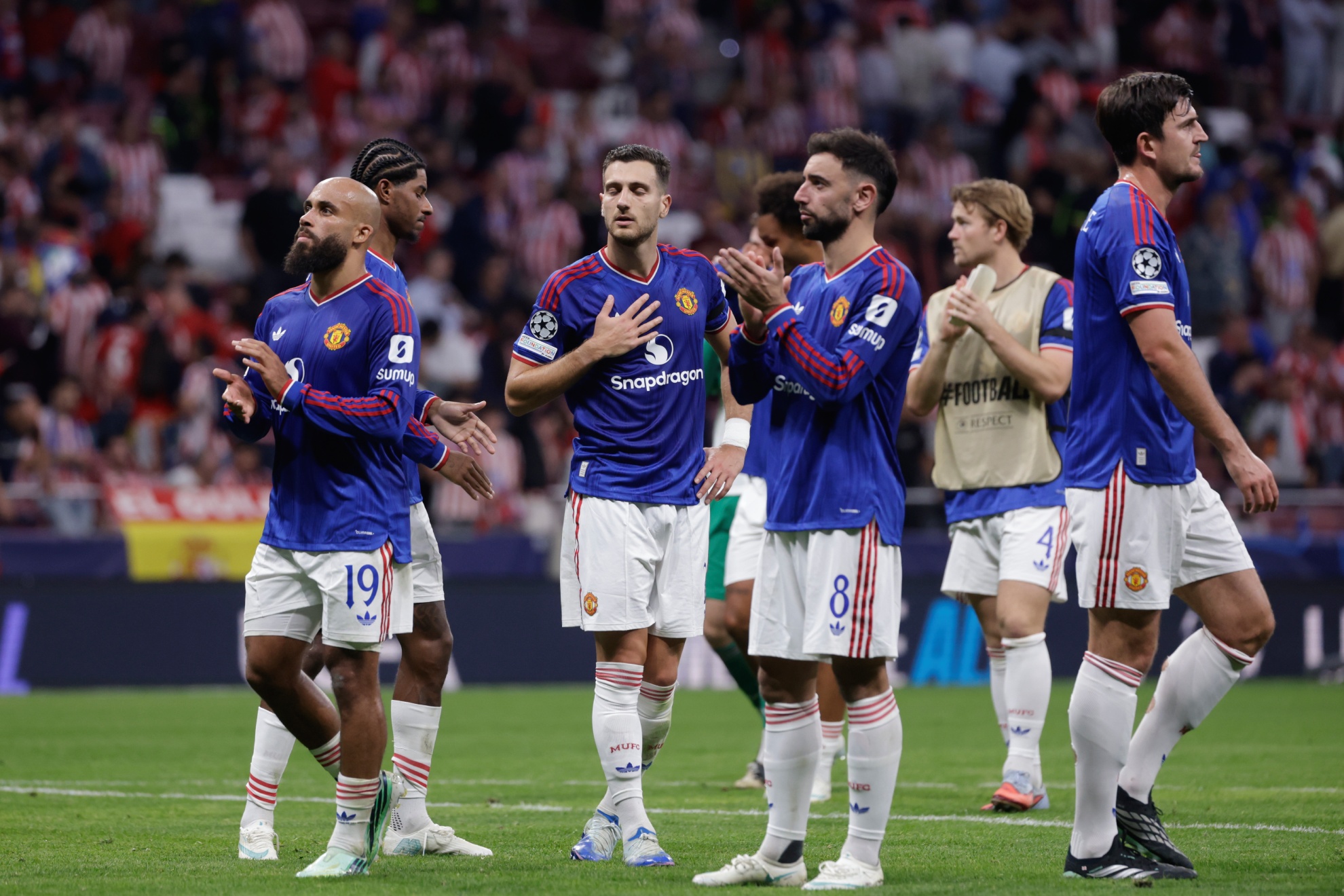 Los jugadores del Manchester United, tras caer ante el Atlético. EFE