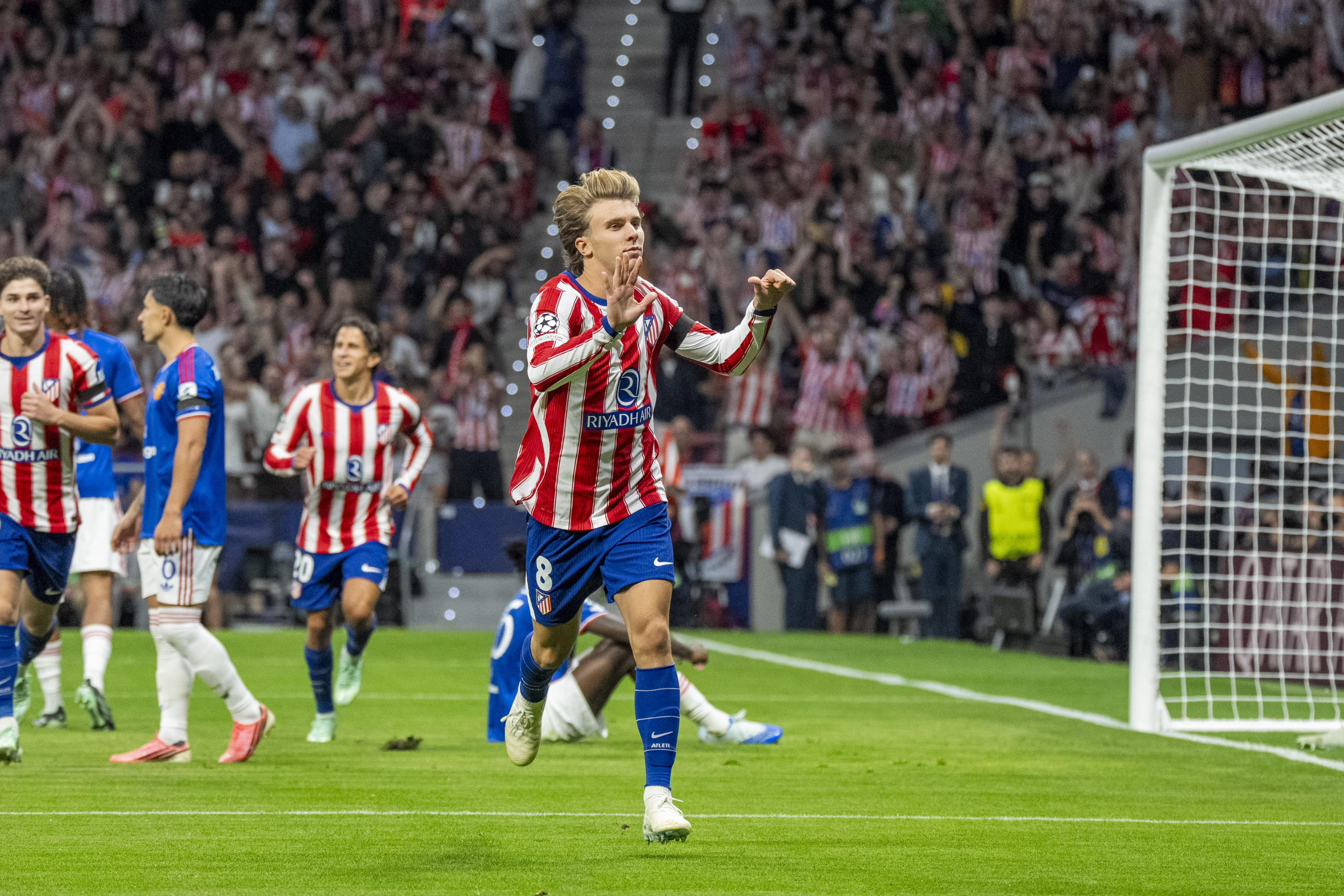 Barrios celebra su tempranero gol para adelantar al Atlético ante el Manchester United. Pablo Moreno