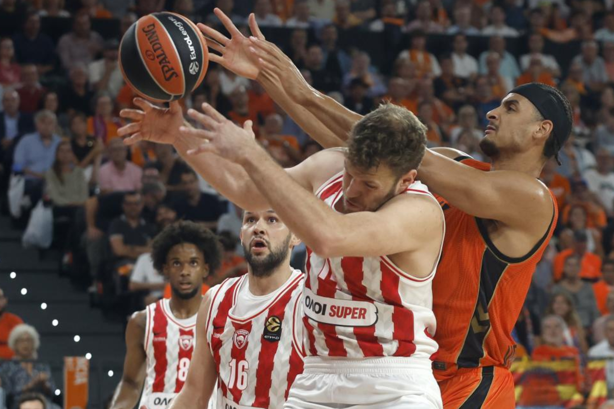 Sasha Vezenko disputa un rebote ante Neil Sako. EFE.