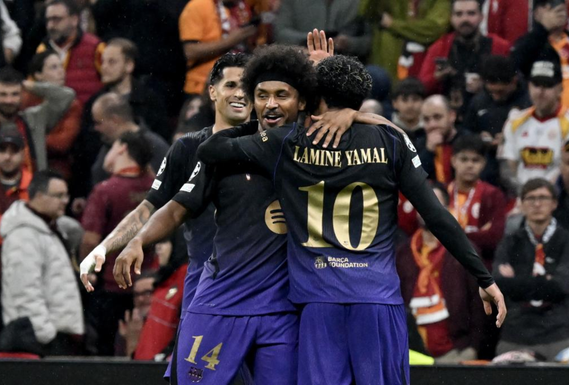 Cancelo, Adeyemi y Lamine celebran un gol contra el Galatasaray. EFE