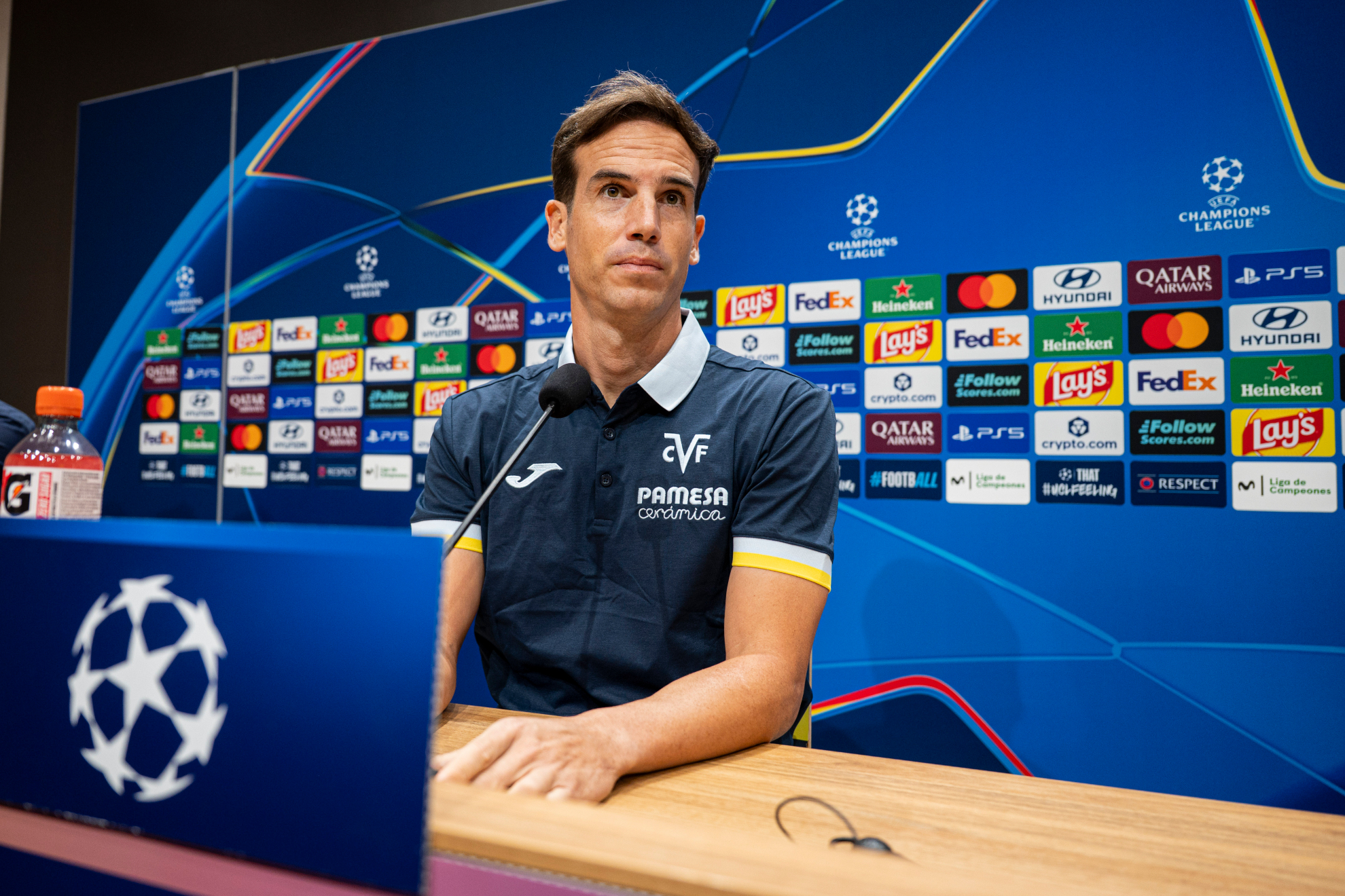 El entrenador del Villarreal, Iñigo Pérez, en rueda de prensa. EFE