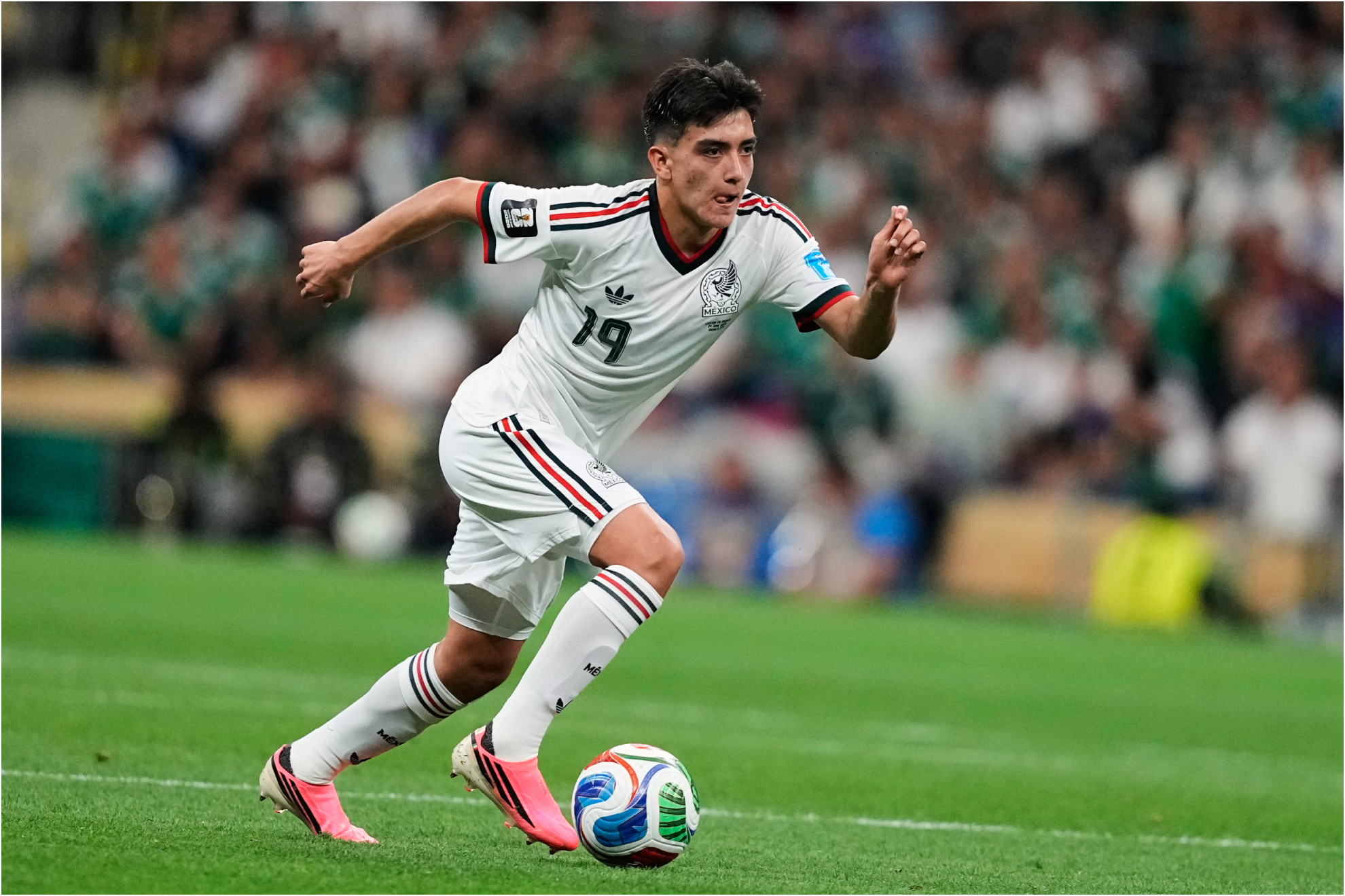 Gil Mora, con el Tri.