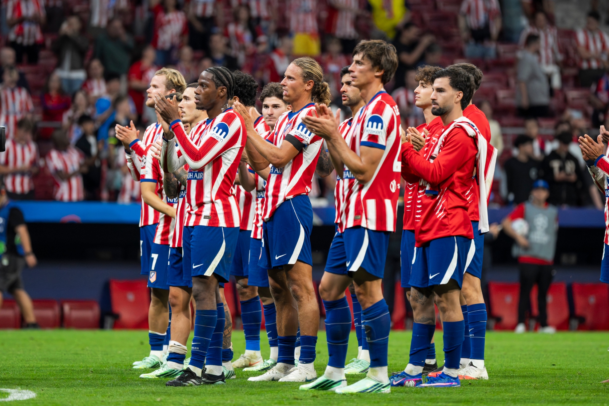 Los jugadores del Atlético celebrando el triunfo ante el United. PABLO MORENO
