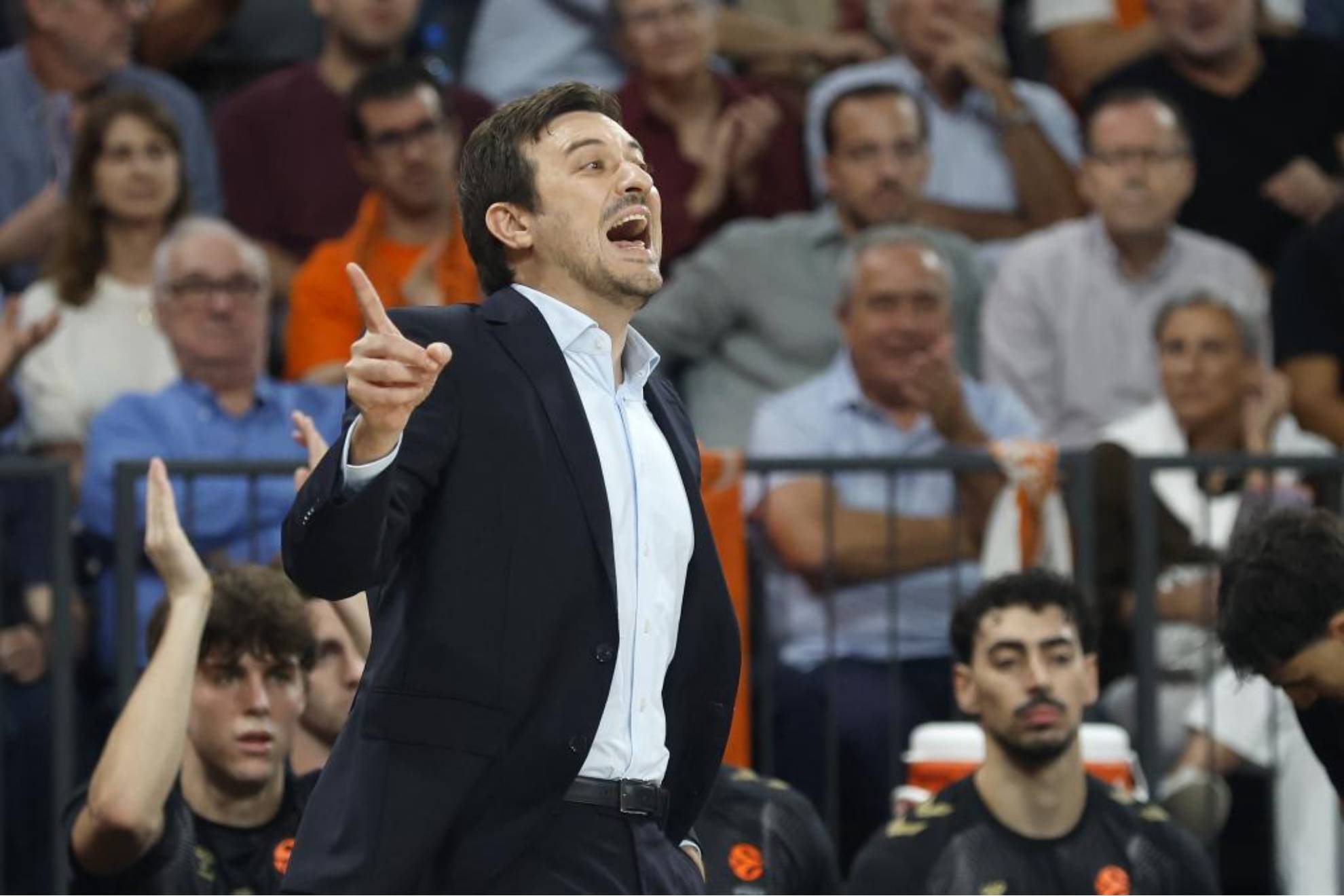 El técnico de Valencia Basket, Xavi Albert, durante el encuentro ante el Olympiacos. EFE