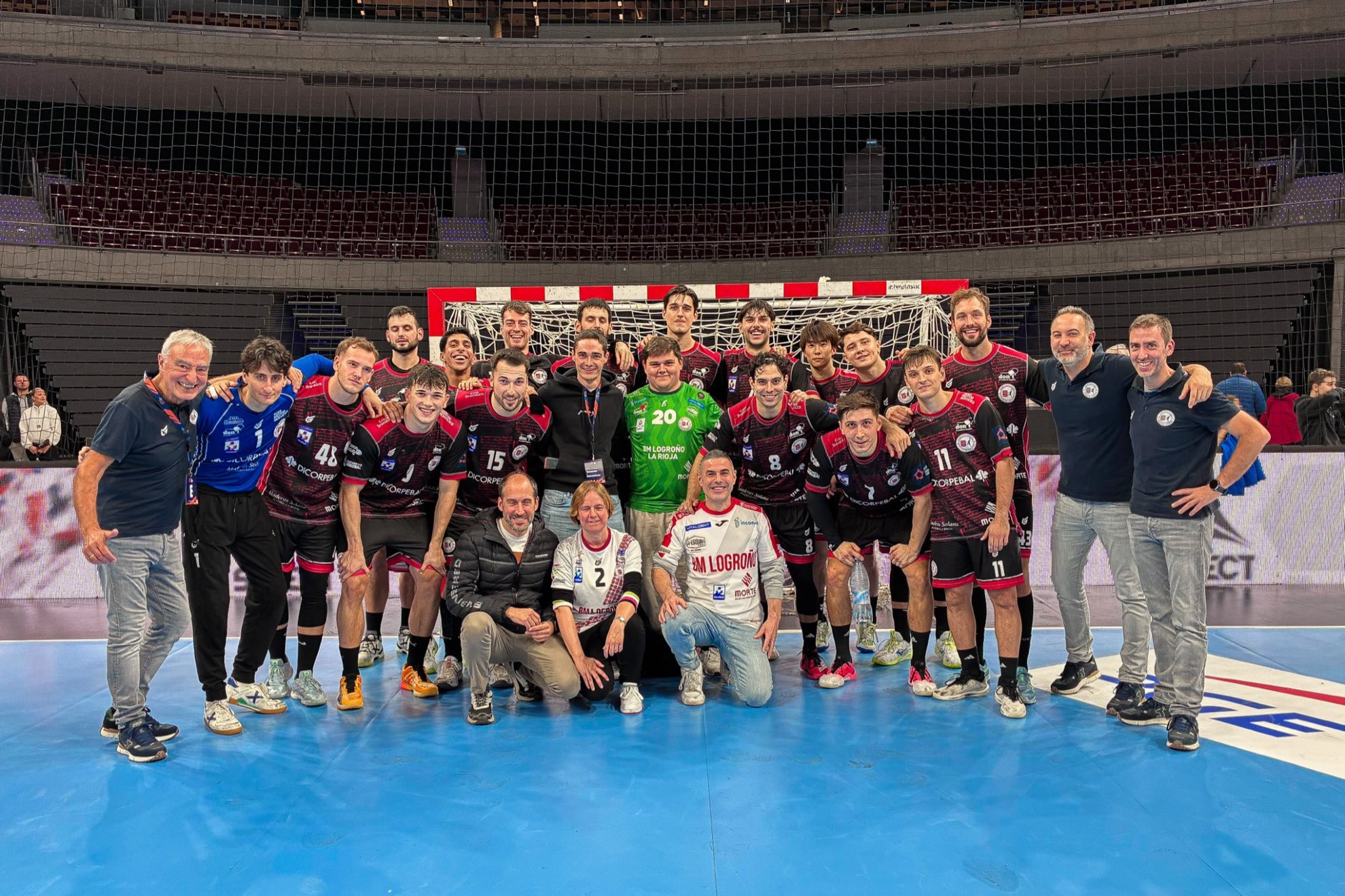 La plantilla del Logroño celebra el empate en Polonia. BM Ciudad de Logroño