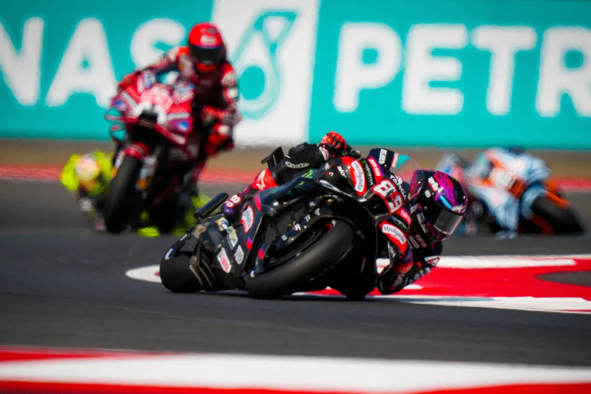 Jorge Martín, en Indonesia con Marc Márquez a su estela. MOTOGP