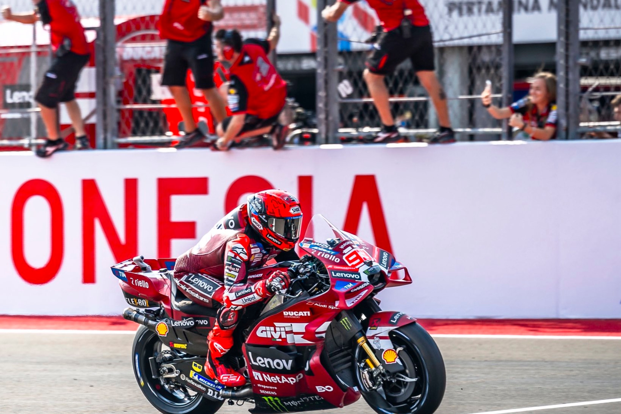 Marc Márquez cruza primero la meta del Sprint de Indonesia. DUCATI