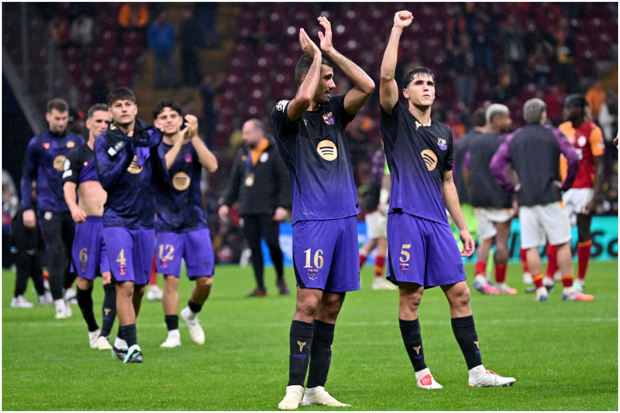 Rodri saludando a la afición después del partido en Estambul.
