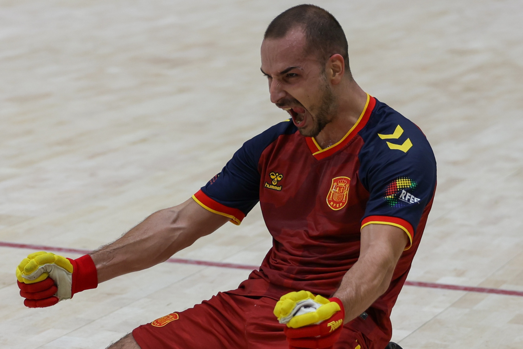 Nil Roca celebrando su gol ante Portugal. FedPatinaje